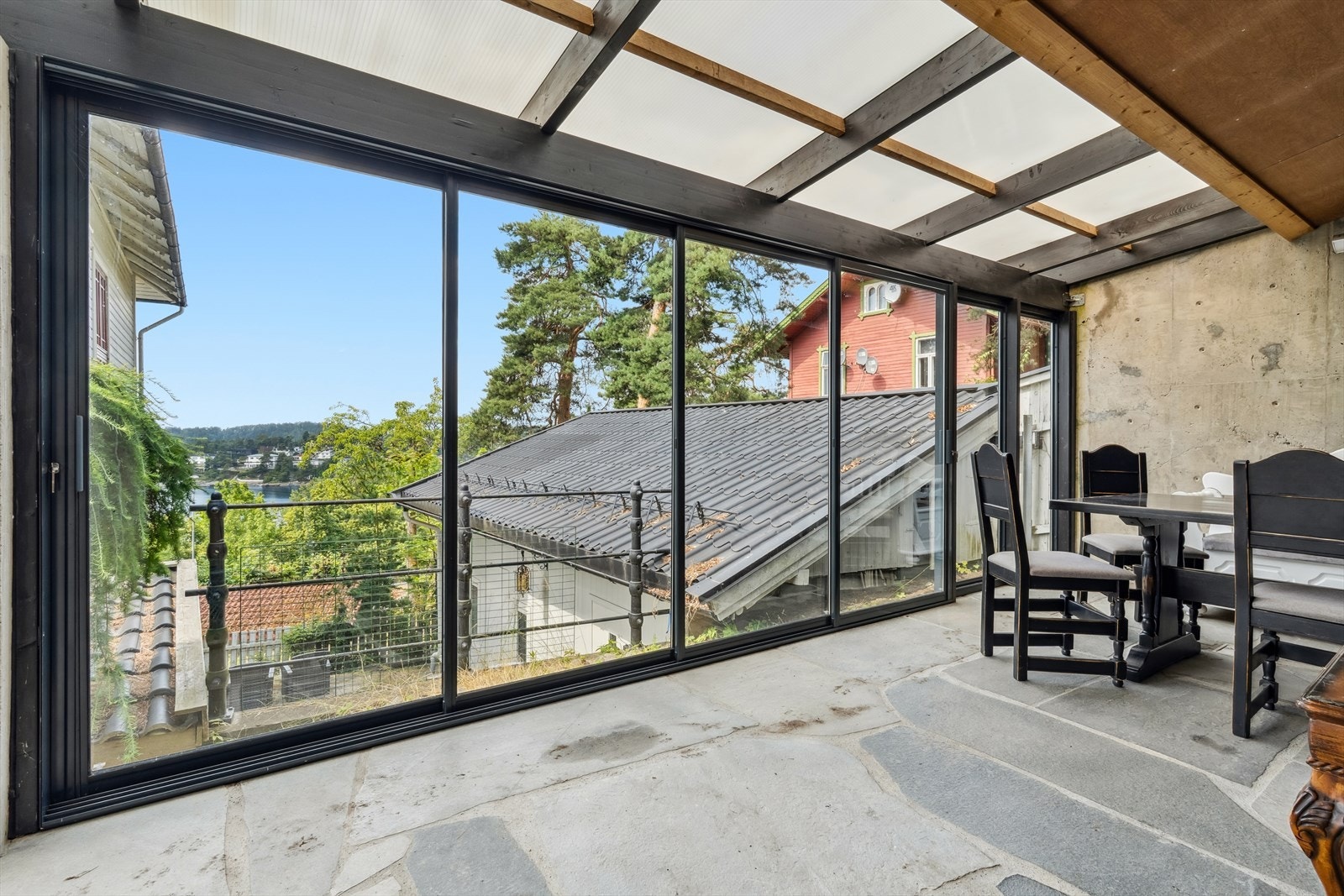 Hagestue med skiferheller lagt på gulv. (ikke byggemeldt) Galleribilde