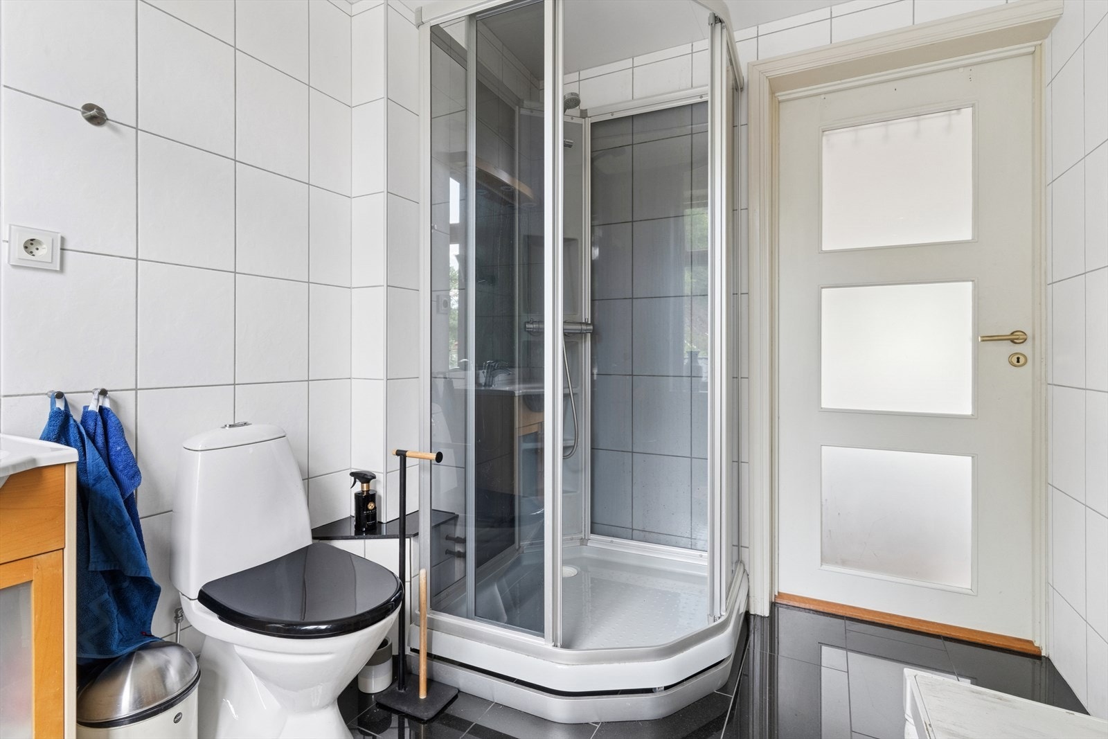 Badet inneholder wc, servant med skap, dusjkabinett og varmekabler i gulv. Galleribilde