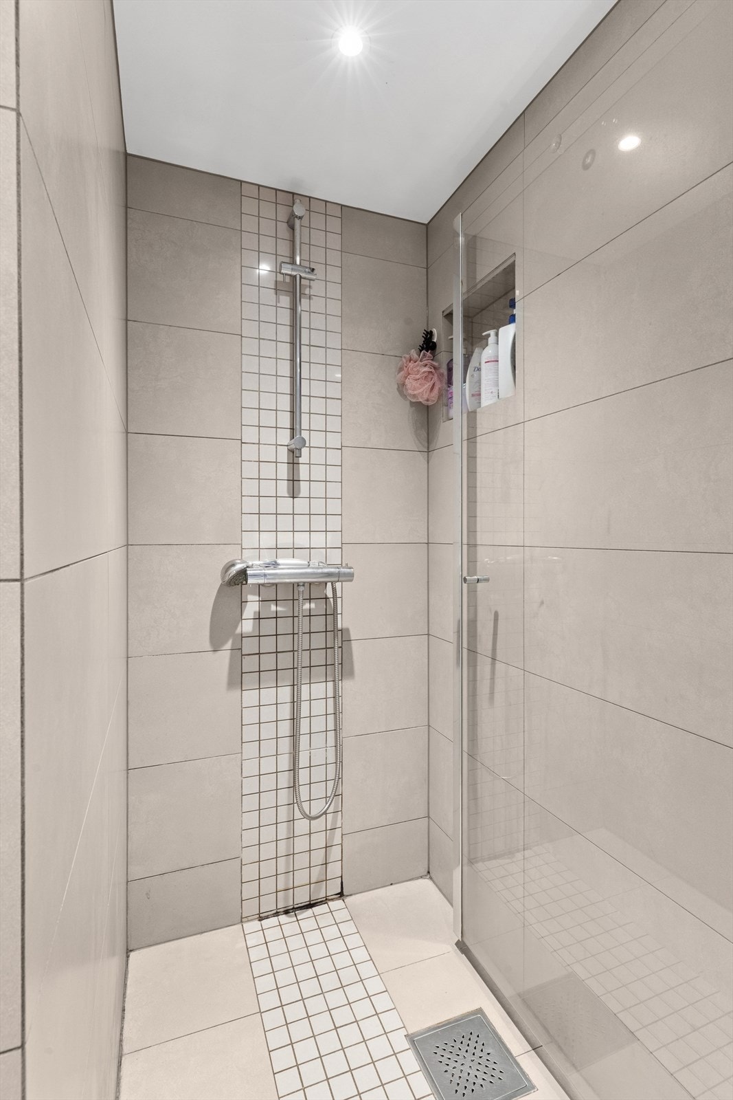 Annekset har pent, flislagt bad fra ca 2015 med veggmontert wc, servant og dusjnisje. Galleribilde