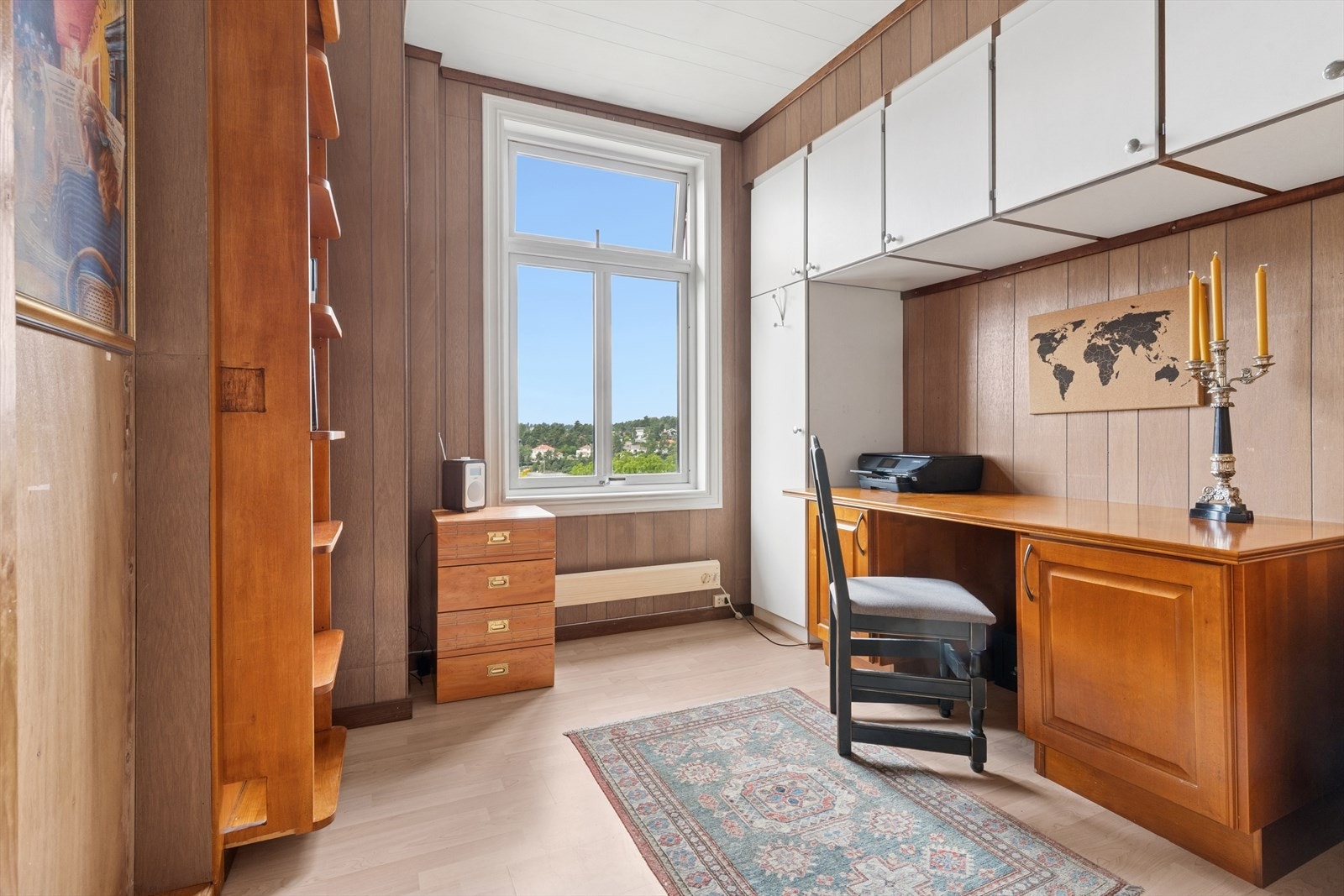 Soverommet som er over kjøkkenet har også flott sjøutsikt! Galleribilde