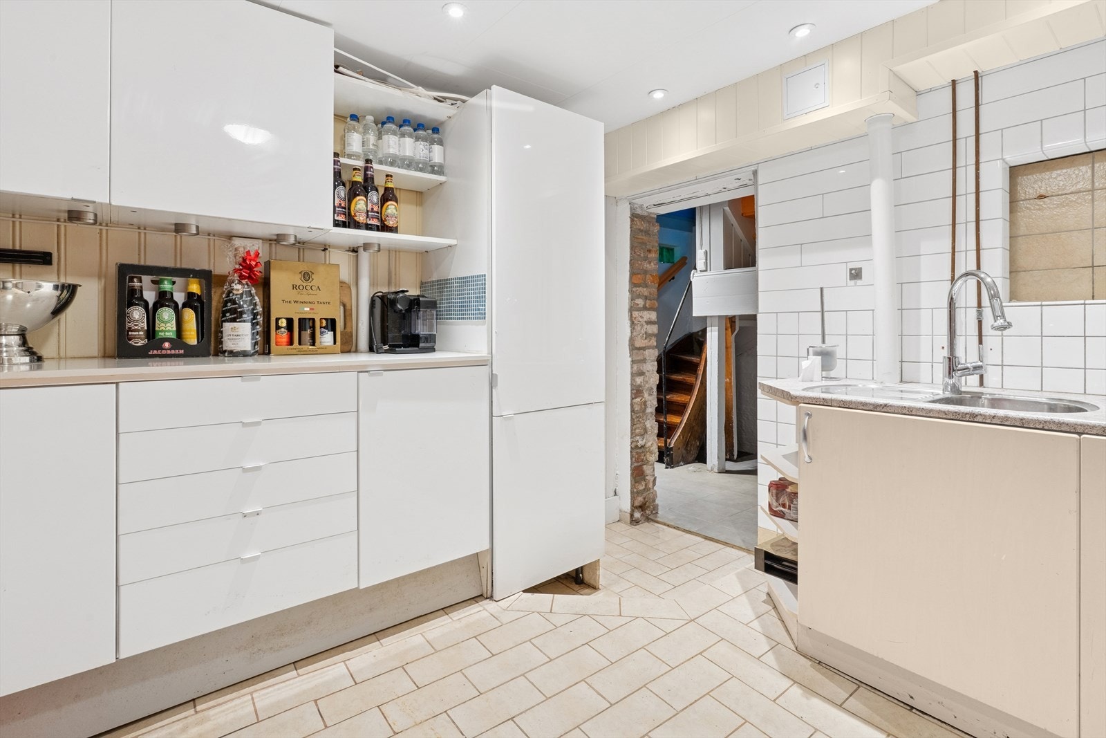 Romslig vaskerom med kjøkkeninnredning. Galleribilde