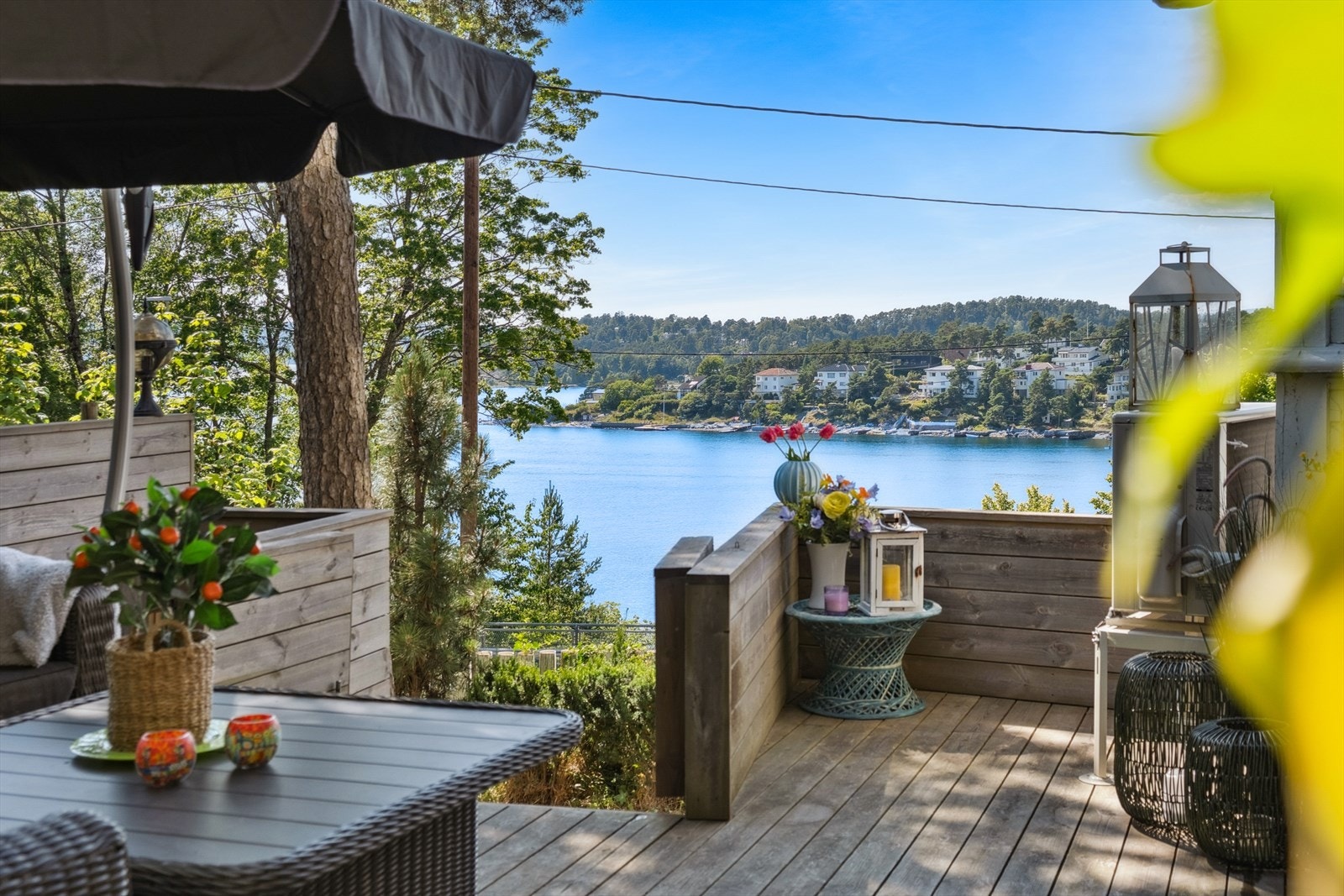 Boligen har flere uteplasser med nydelig sjøutsikt. Galleribilde