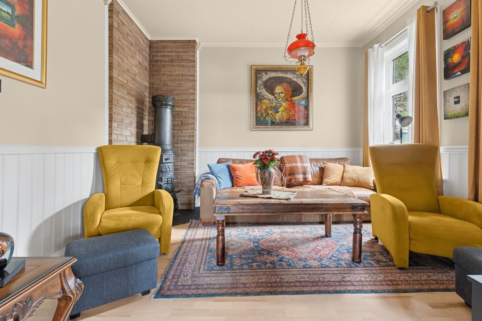 Stue med pen vedovn som varmer godt høst- og vinterhalvåret. Galleribilde