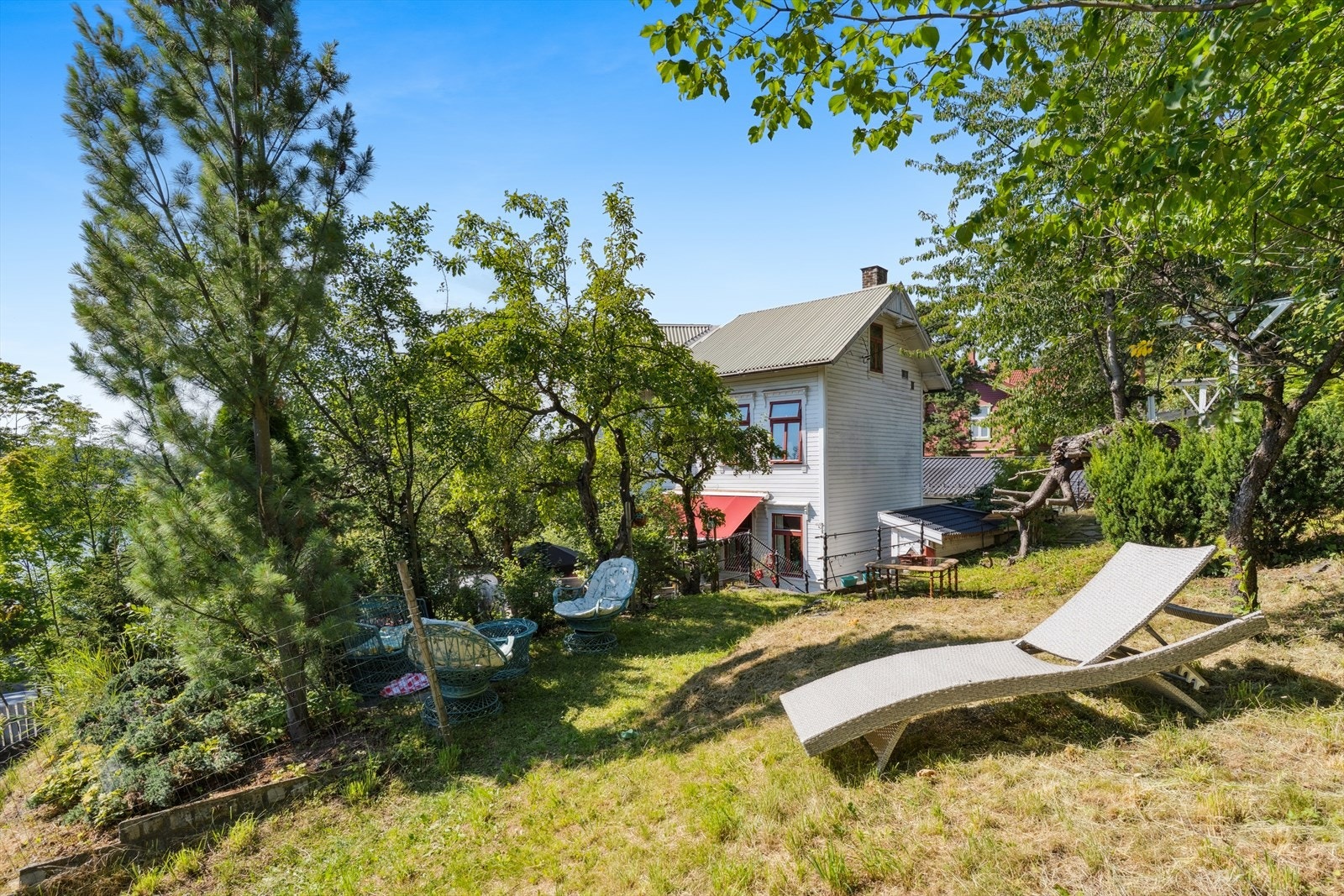 Eiendommen har tomt på ca. 916 m2 med stor hage. Galleribilde