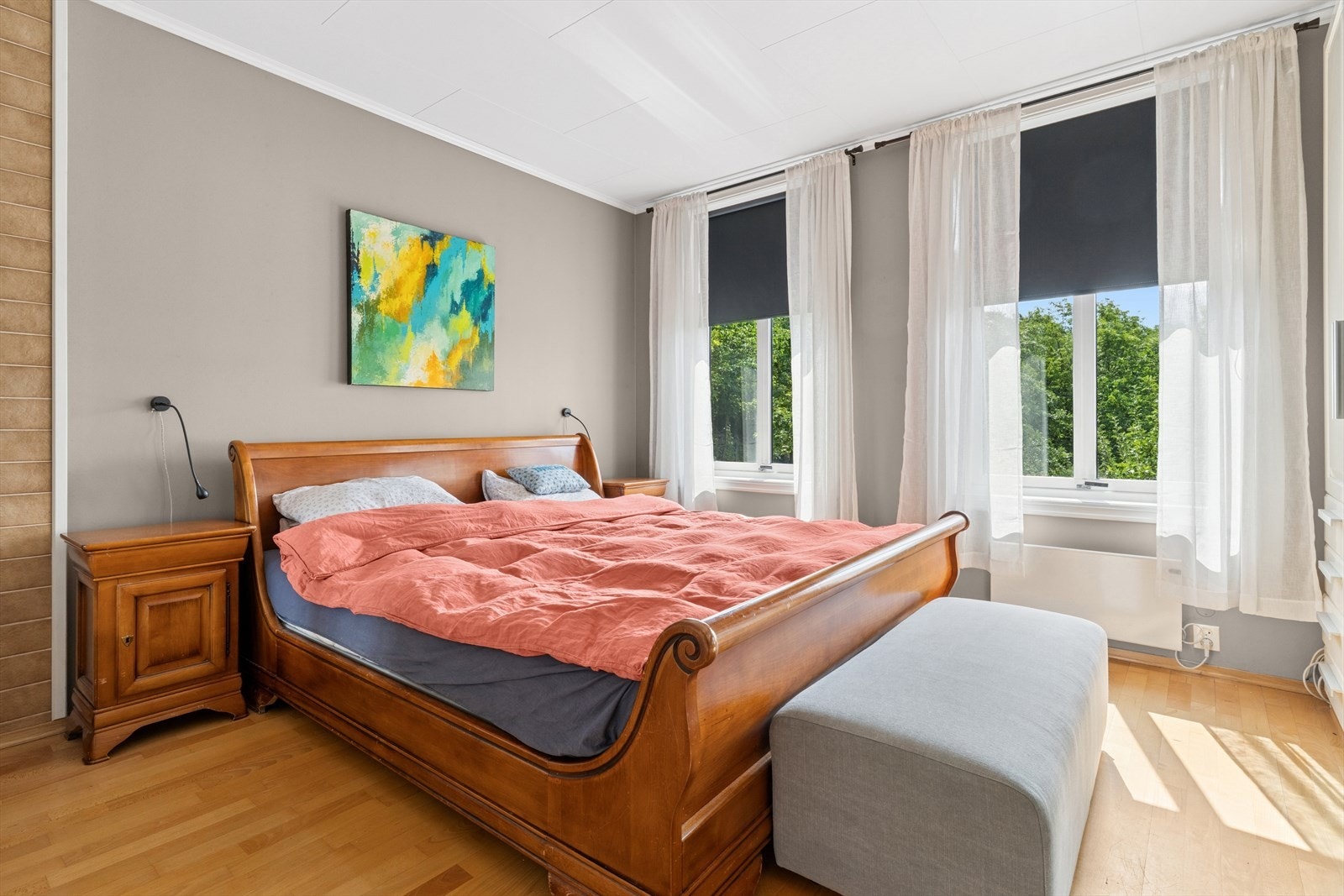 Meget romslig hovedsoverom med god plass til stor seng og tilhørende nattbord i tillegg til garderobeskap. Galleribilde