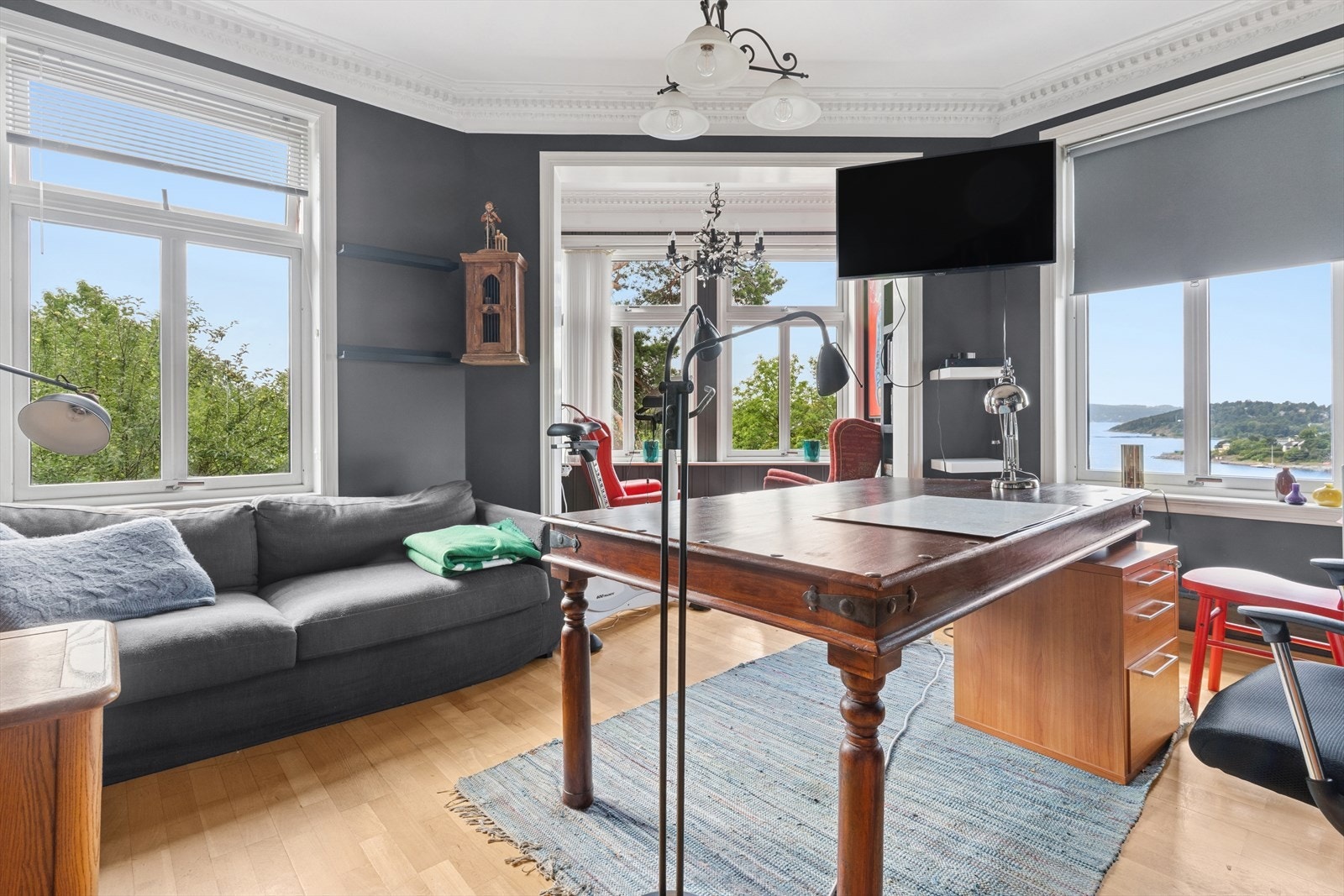 Stor stue med fantastisk utsikt i 2. etasje. Rommet benyttes i dag som kontor. Galleribilde