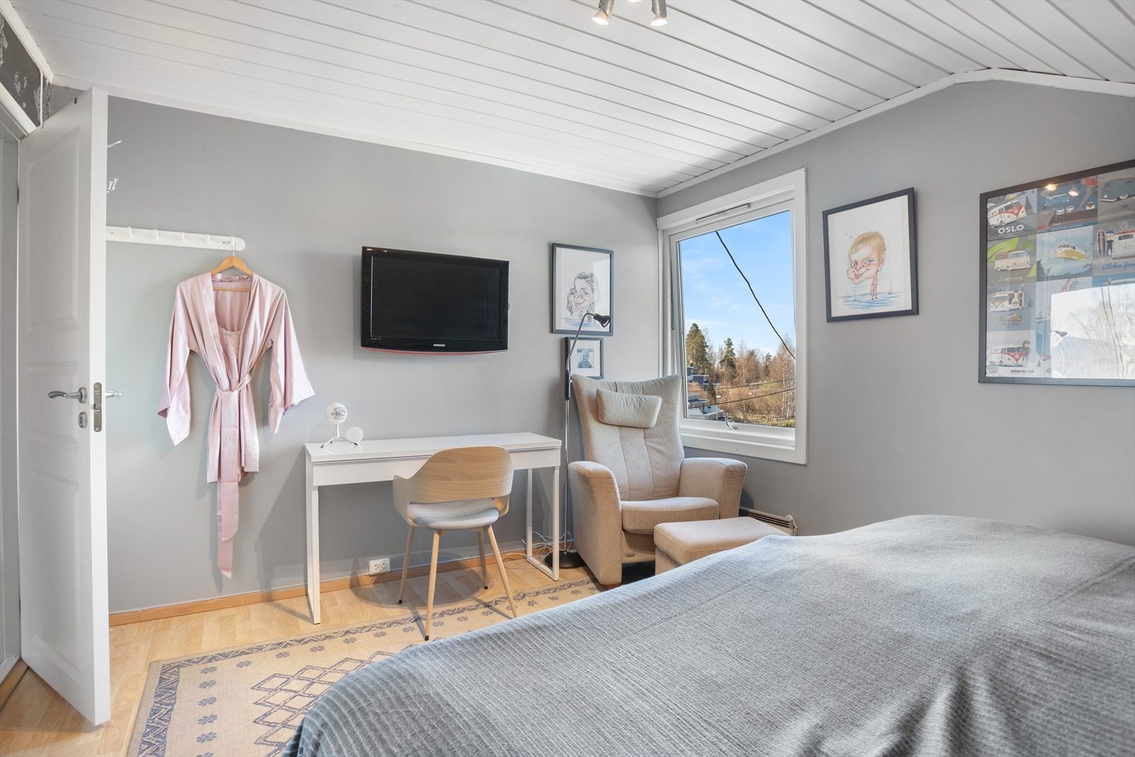 Hovedsoverom med stor garderobe Galleribilde