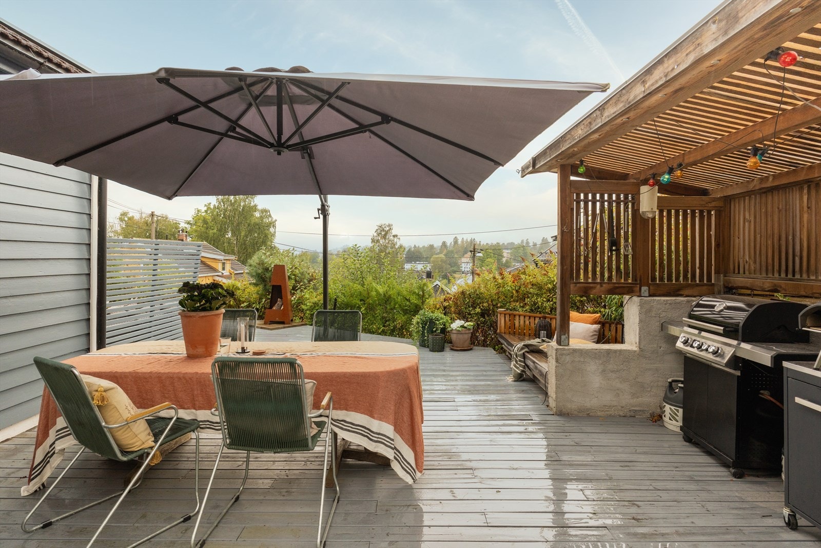 Velkommen til Nadderudveien 52 - Skjermet tomannsbolig med nydelig solforhold med sen kveldssol. Stor og meget fin vestvendt terrasse med flere soner og gårdsplass med plass til flere biler Galleribilde