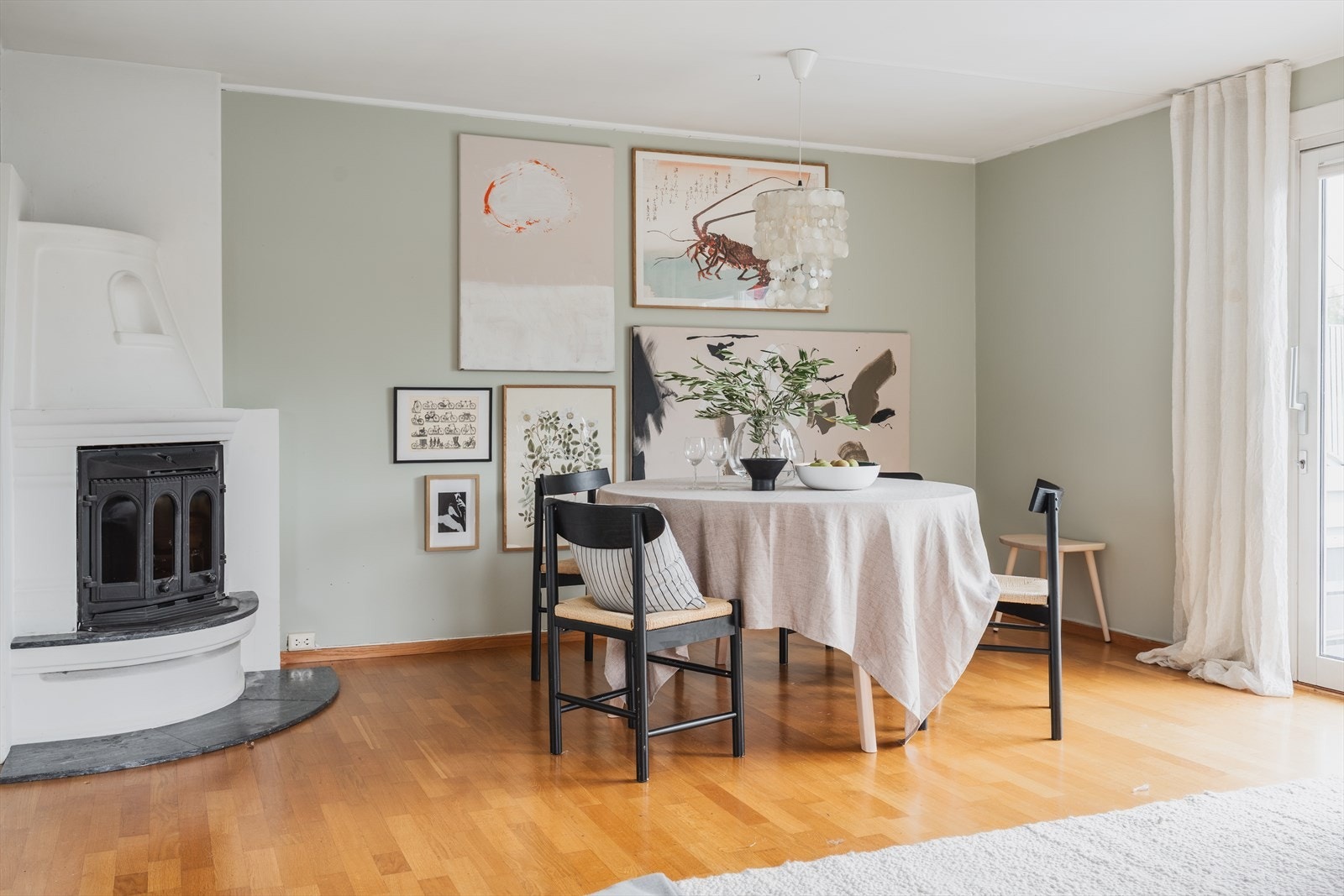 Plass til spisegruppe og hyggelig peis Galleribilde