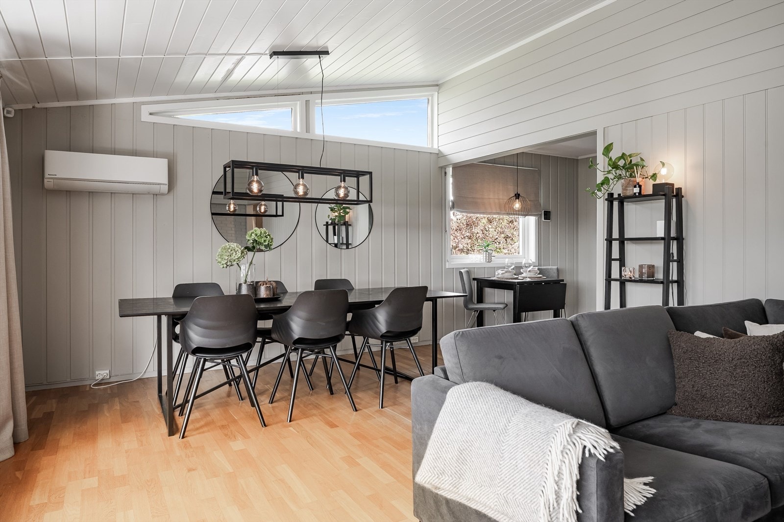 Stuen har god plass til et stort spisebord i tilknytning til kjøkkenet. Galleribilde