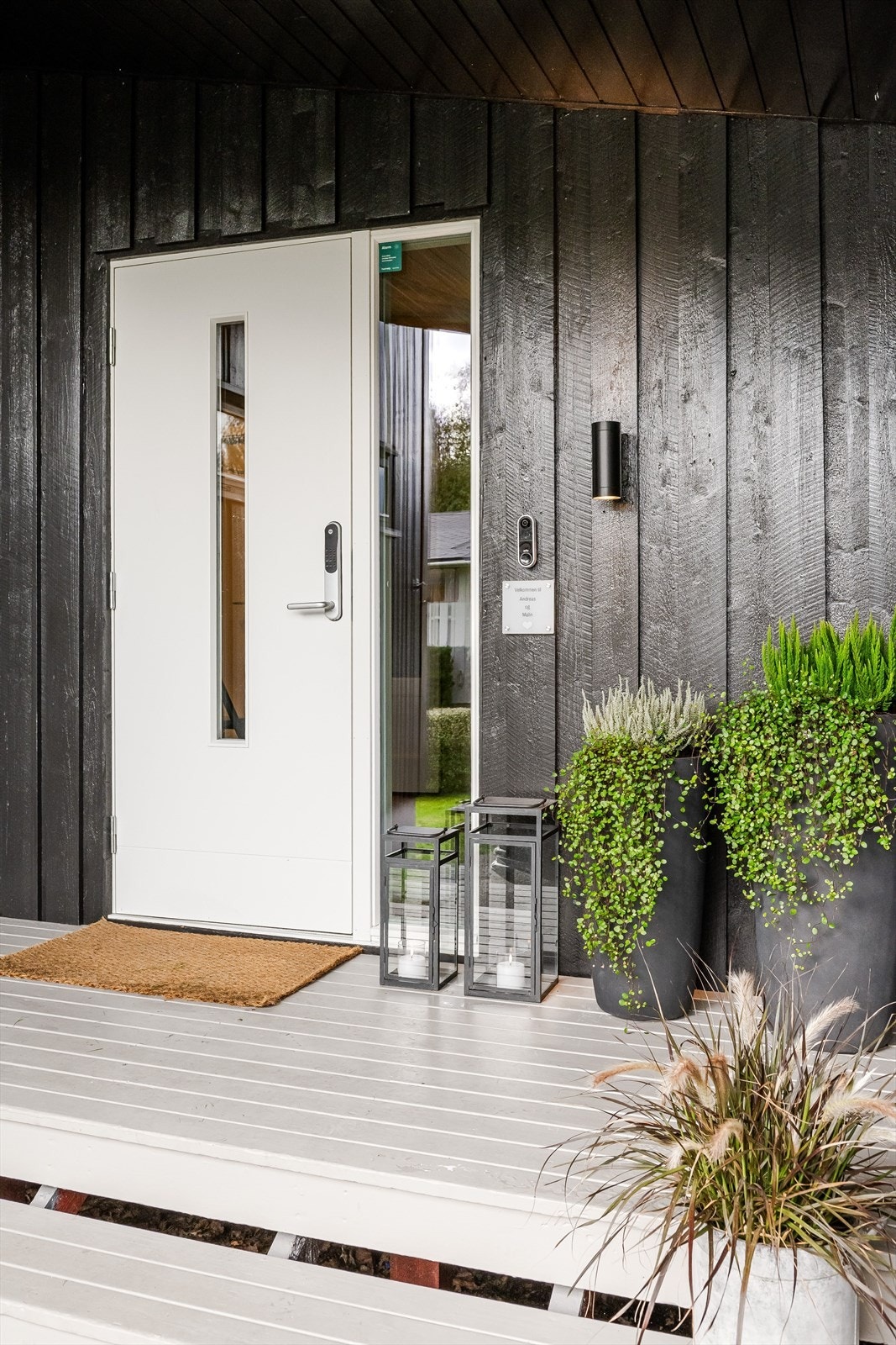 Du ønskes velkommen inn via et overbygget inngangsparti med platting. Ytterdør fra 2024 med kodelås fra 2025. Galleribilde