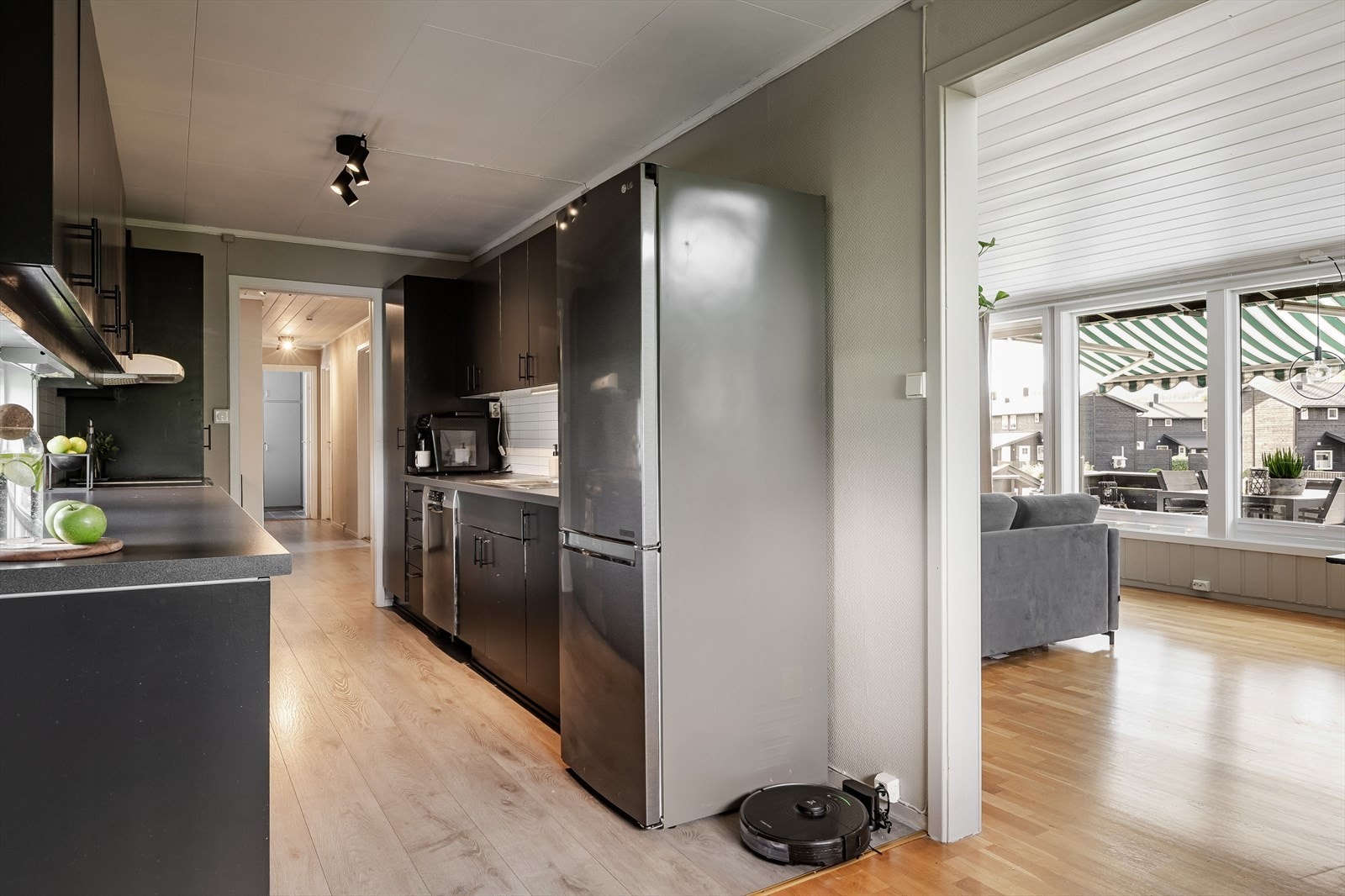 Innredningen har glatte fronter, laminert benkeplate og kitchenboard over kjøkkenbenk. Galleribilde