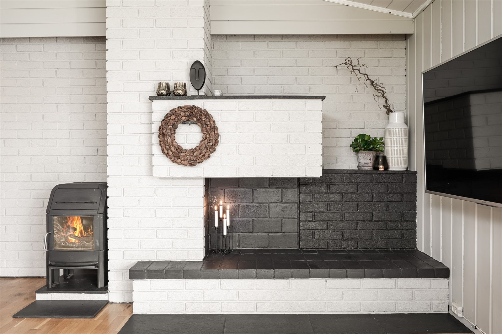 Boligen varmes opp med varmepumpe fra 2019 og vedfyring. Enkelte nye panelovner fra 2024. Galleribilde