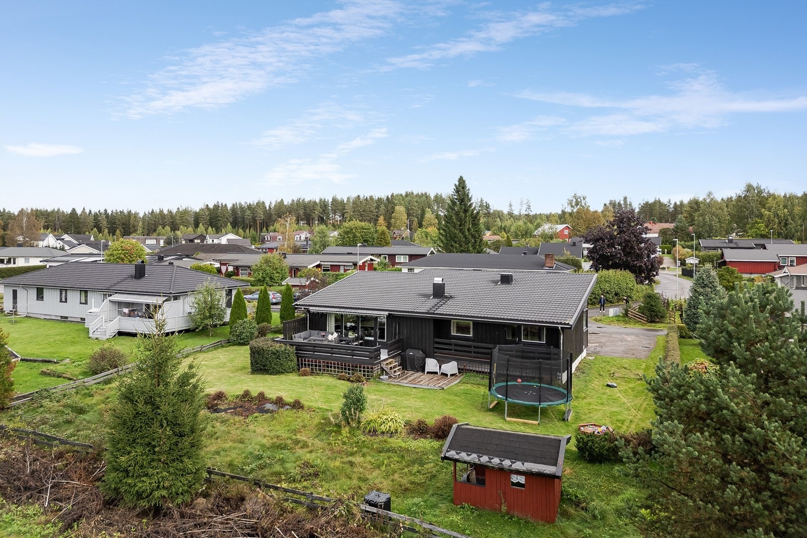 Pen enebolig beliggende i et barnevennlig og rolig boligområde. Galleribilde