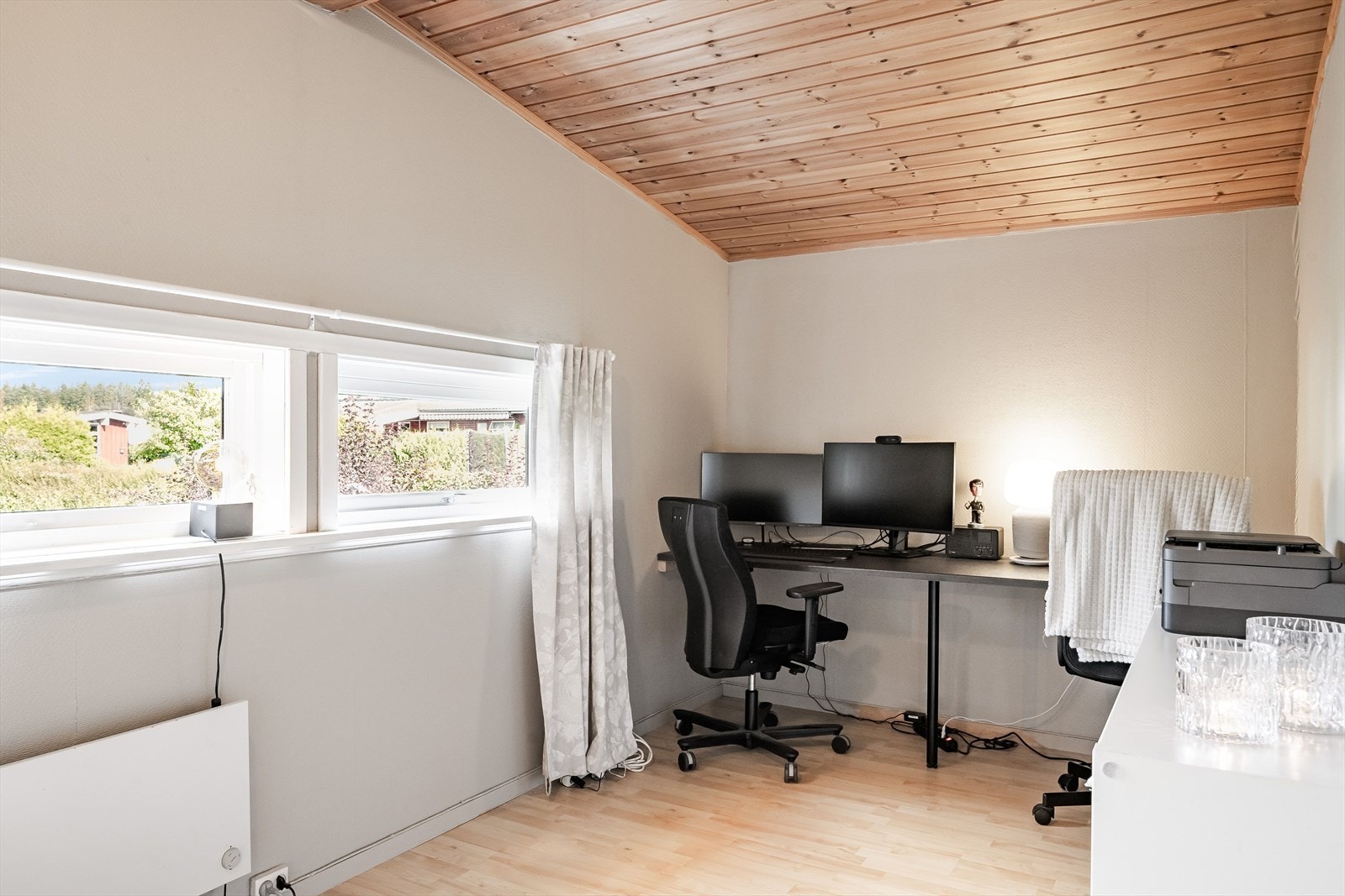 Rom som i dag er innredet som kontor. Denne delen av boligen ble ombygget fra carport i 1987 og er ikke godkjent for varig opphold. Galleribilde