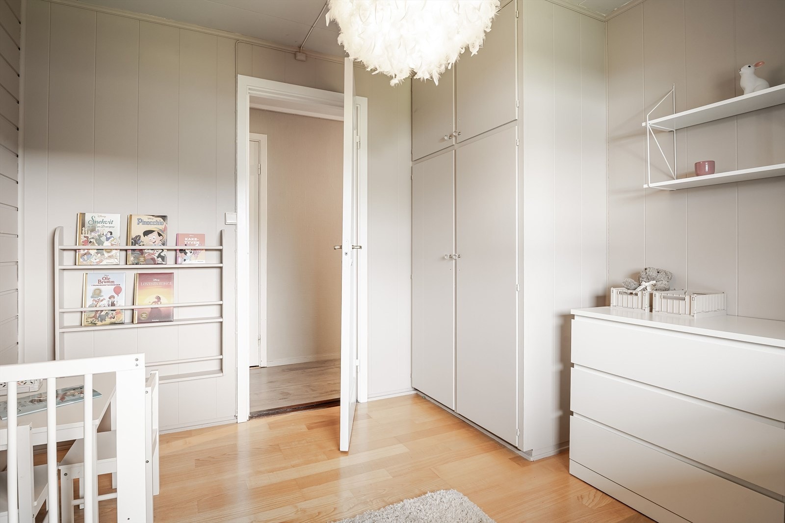 Soverommet er av god størrelse og har i likhet med de andre soverommene integrert garderobeskap. Galleribilde