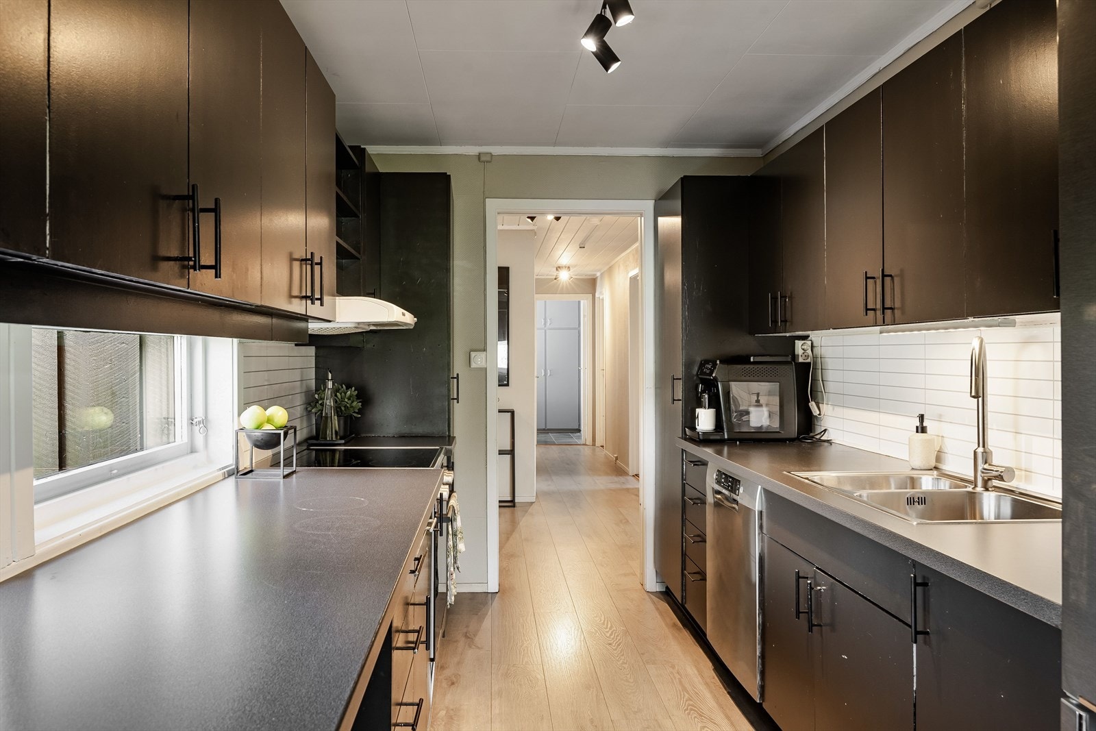 Kjøkkenet har opplegg for oppvaskmaskin, to rustfrie kummer med ettgreps blandebatteri og kjøkkenventilator med avtrekk ut. Galleribilde