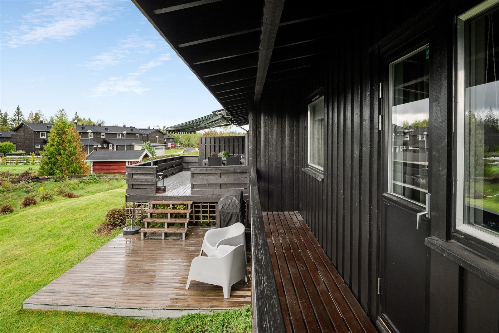 Fra hovedsoverommet er det utgang til balkong hvor en kan nyte morgenkaffen i solskinnet. Galleribilde