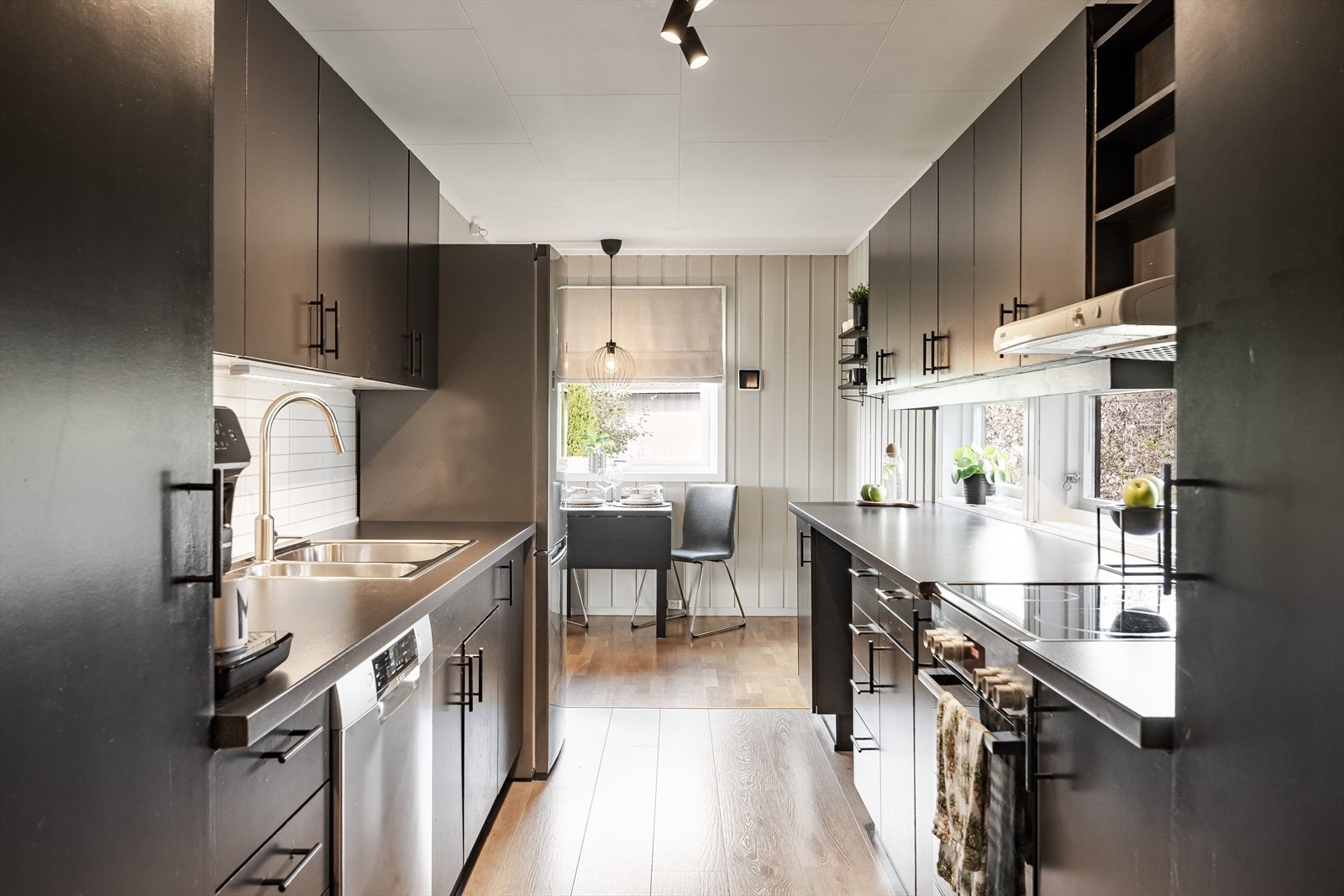 Stort kjøkken med innredning fra byggeåret. Galleribilde