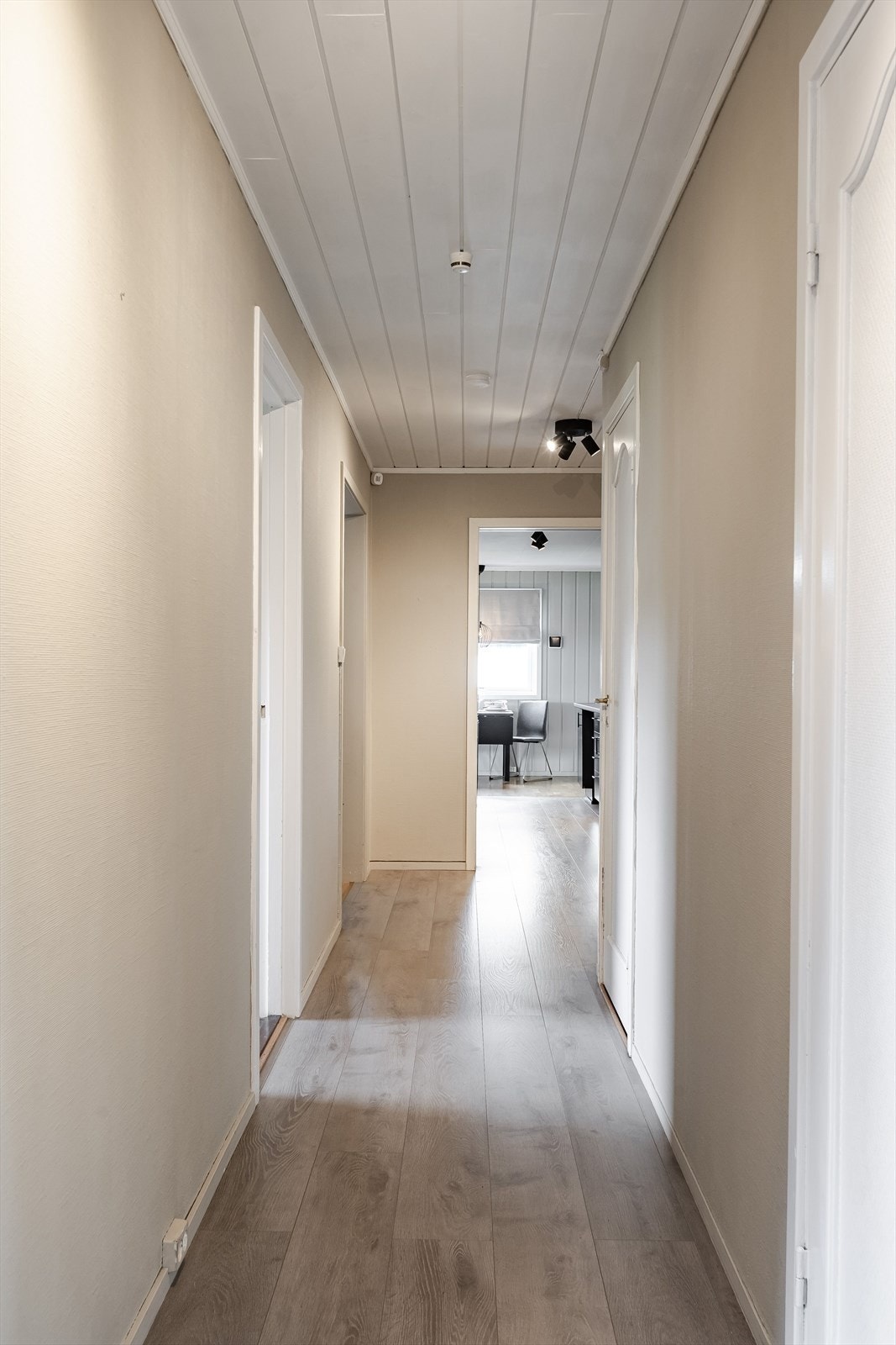 Gang og kjøkken fikk montert nye lamper i 2022 og 2025. Galleribilde