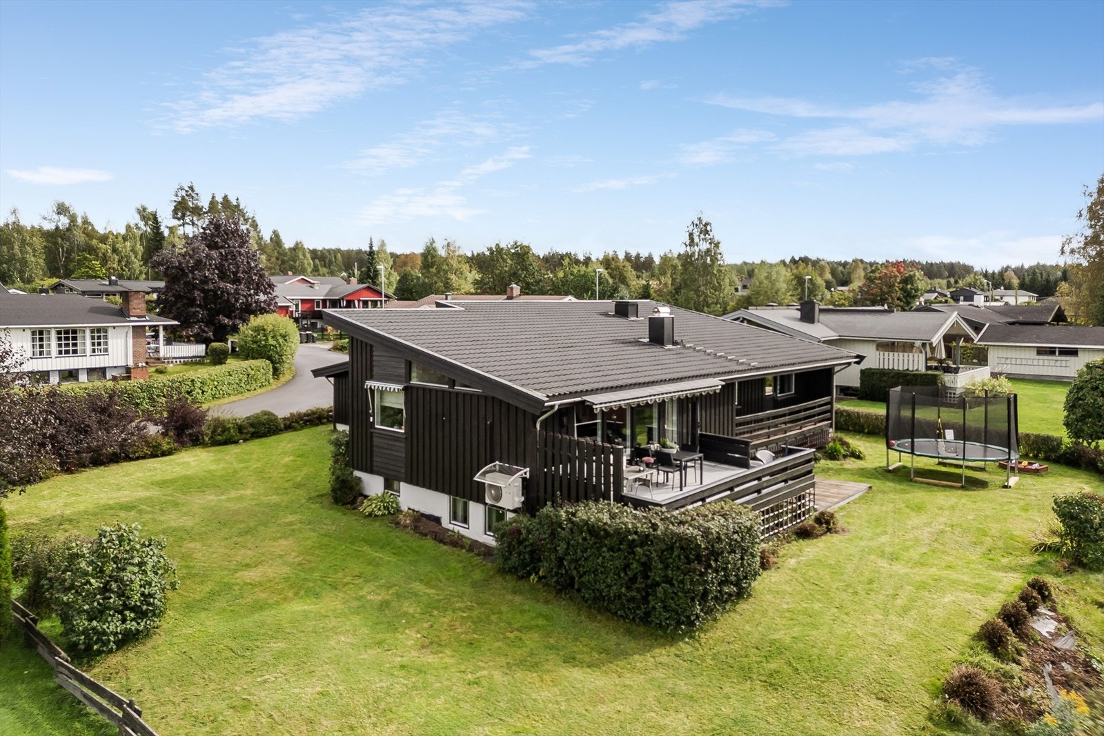 Stor, pent opparbeidet og solrik hage med terrasse og platting. Galleribilde