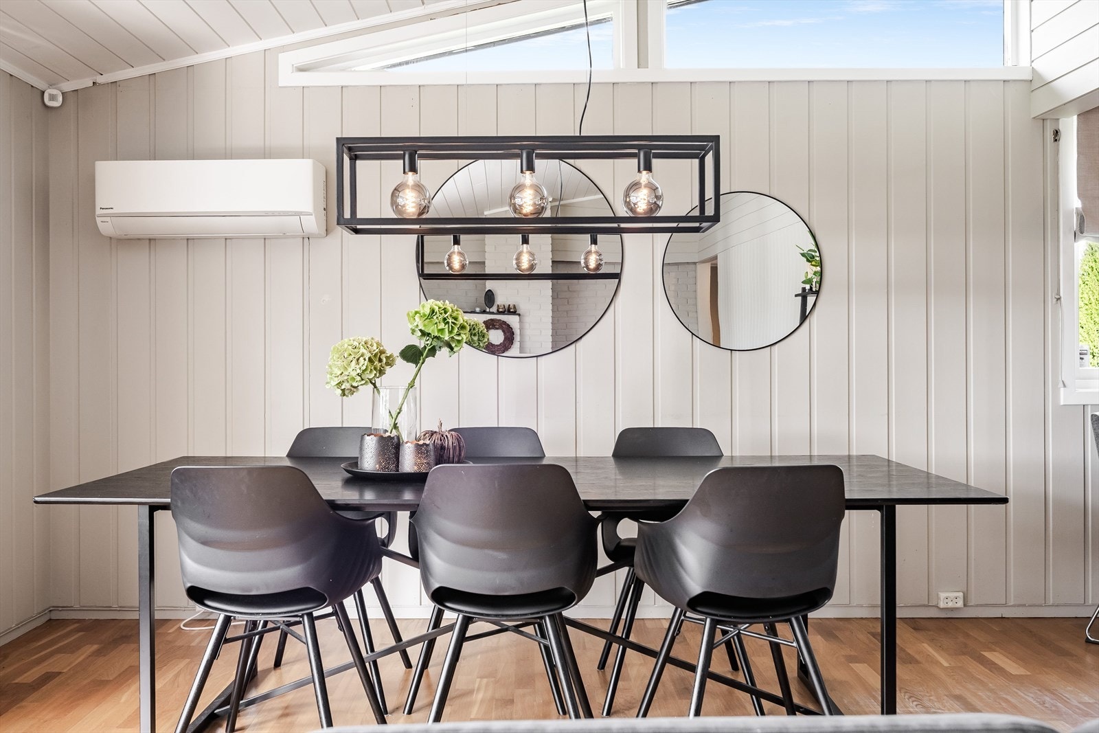 Ved spisebordet kan mant nyte mange gode måltider med familien. Legg merke til skråvinduet, som slipper inn ekstra med naturlig lys. Galleribilde