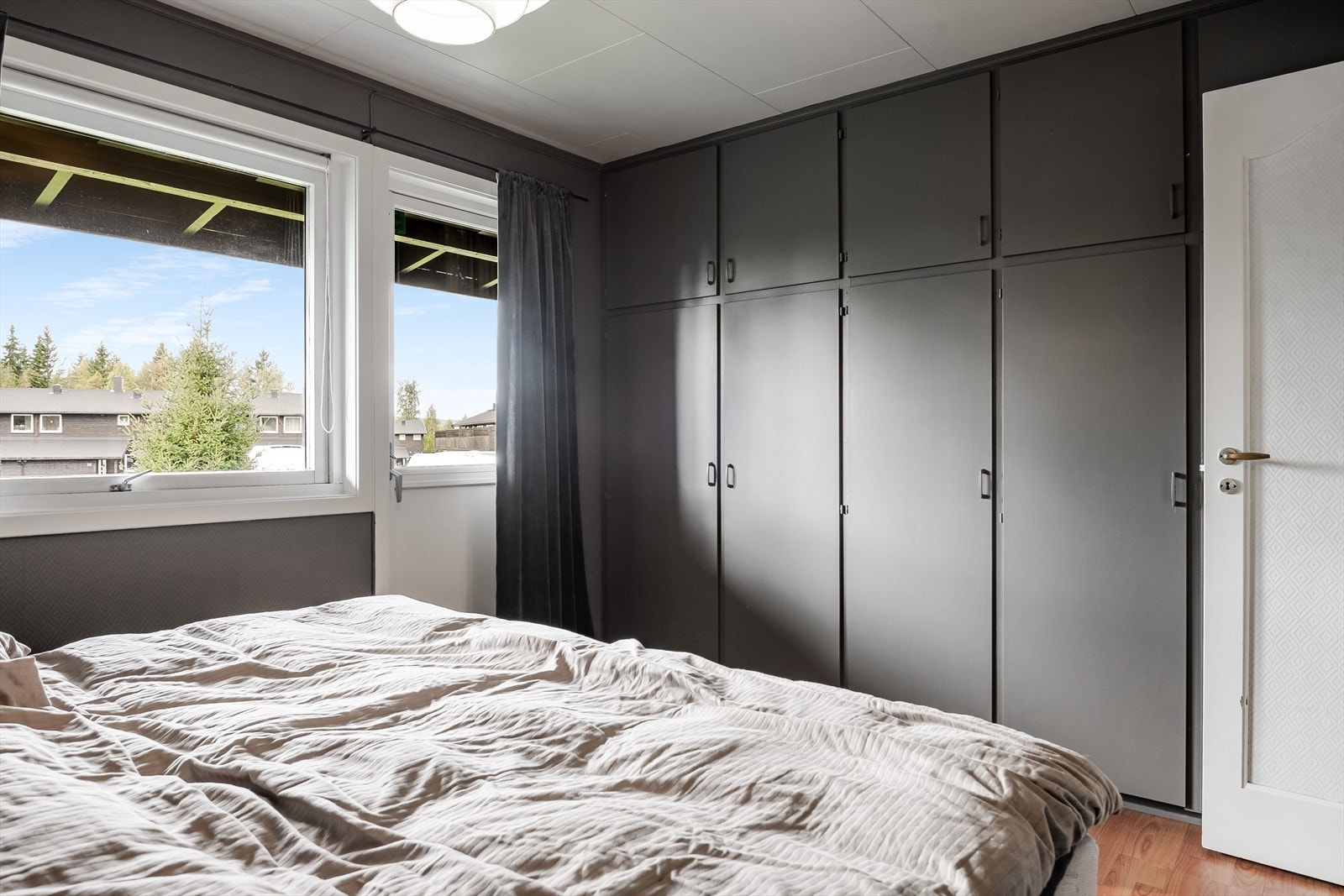 På hovedsoverommet er det godt med oppbevaringsplass i integrerte garderobeskap. Galleribilde