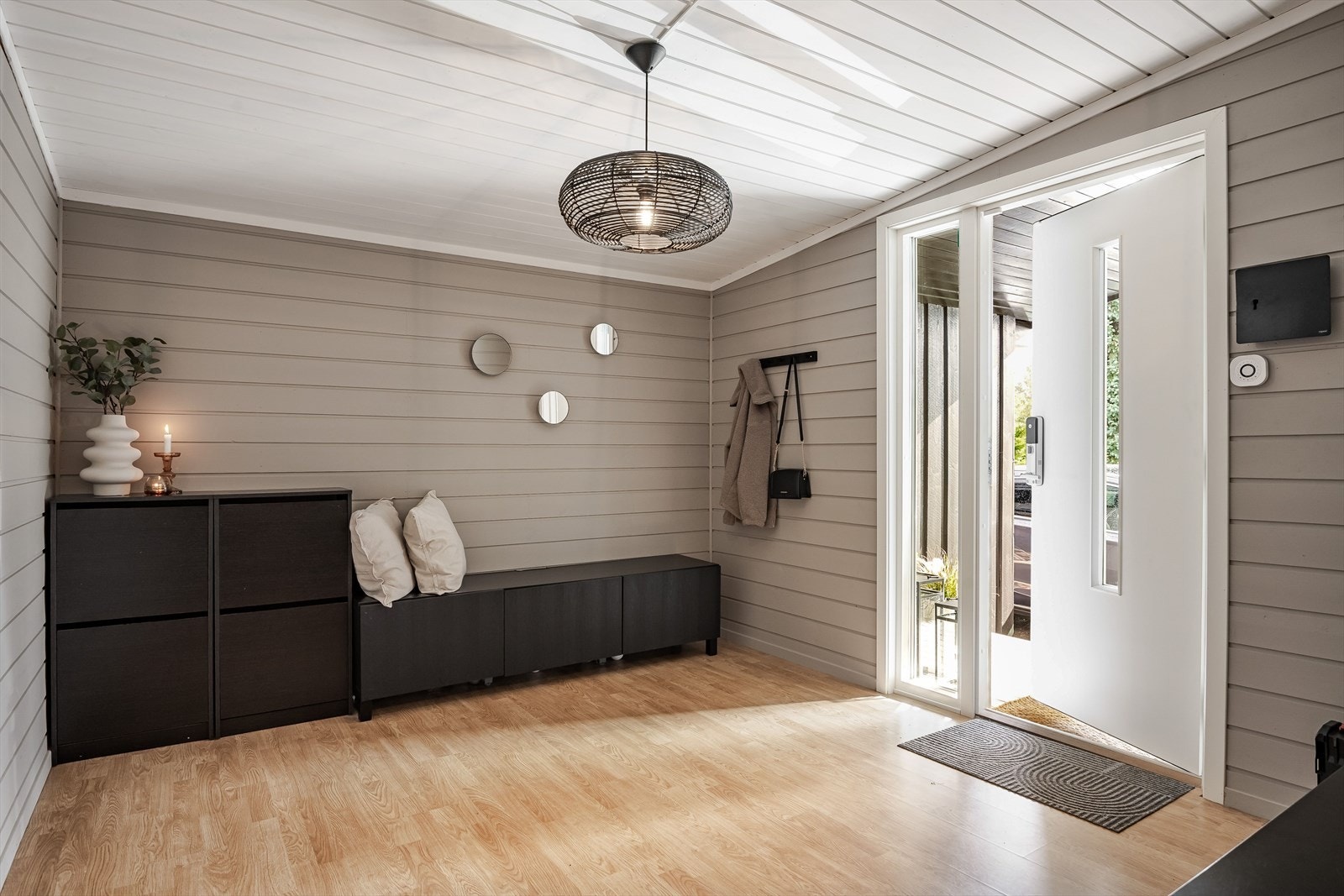 Når du entrer boligen kommer du inn i en lys og romslig gang med flere gode løsninger for garderobe til yttertøy og sko. Galleribilde