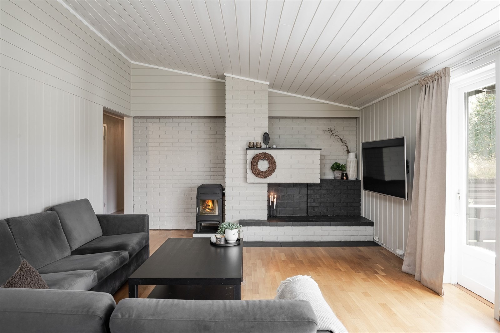 Koselig stue med god plass til sofagruppe og salongbord. Galleribilde