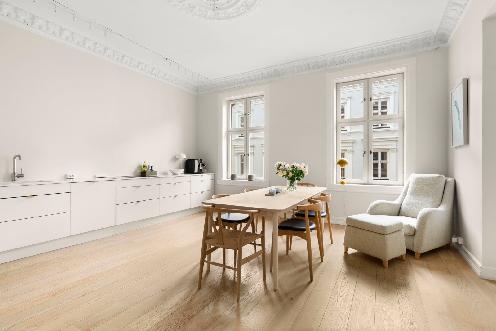 Store vindusflater slipper inn rikelig med naturlig lys, og sammen med en takhøyde på 3,12 meter bidrar dette til å gjøre leiligheten svært lys og luftig. Galleribilde