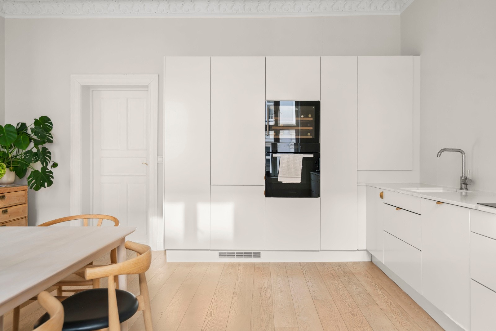 Kjøkkenet står i stil med resten av leiligheten, og ingenting er overlatt til tilfeldighetene. Galleribilde