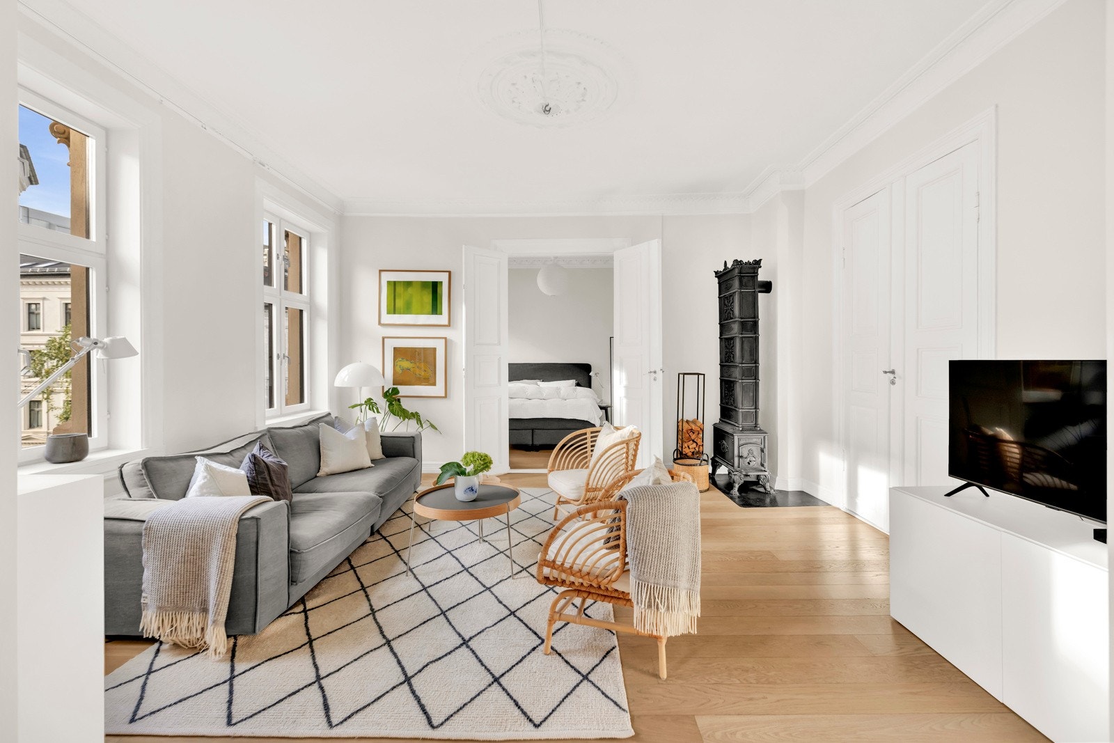 Lys og romslig stue med god plass til sofagruppe og tilhørende møblement. Klassiske detaljer som stukkatur, takrosett, doble fløydører og svartovn bidrar til å skape en herskapelig og stemningsfull stue. Galleribilde