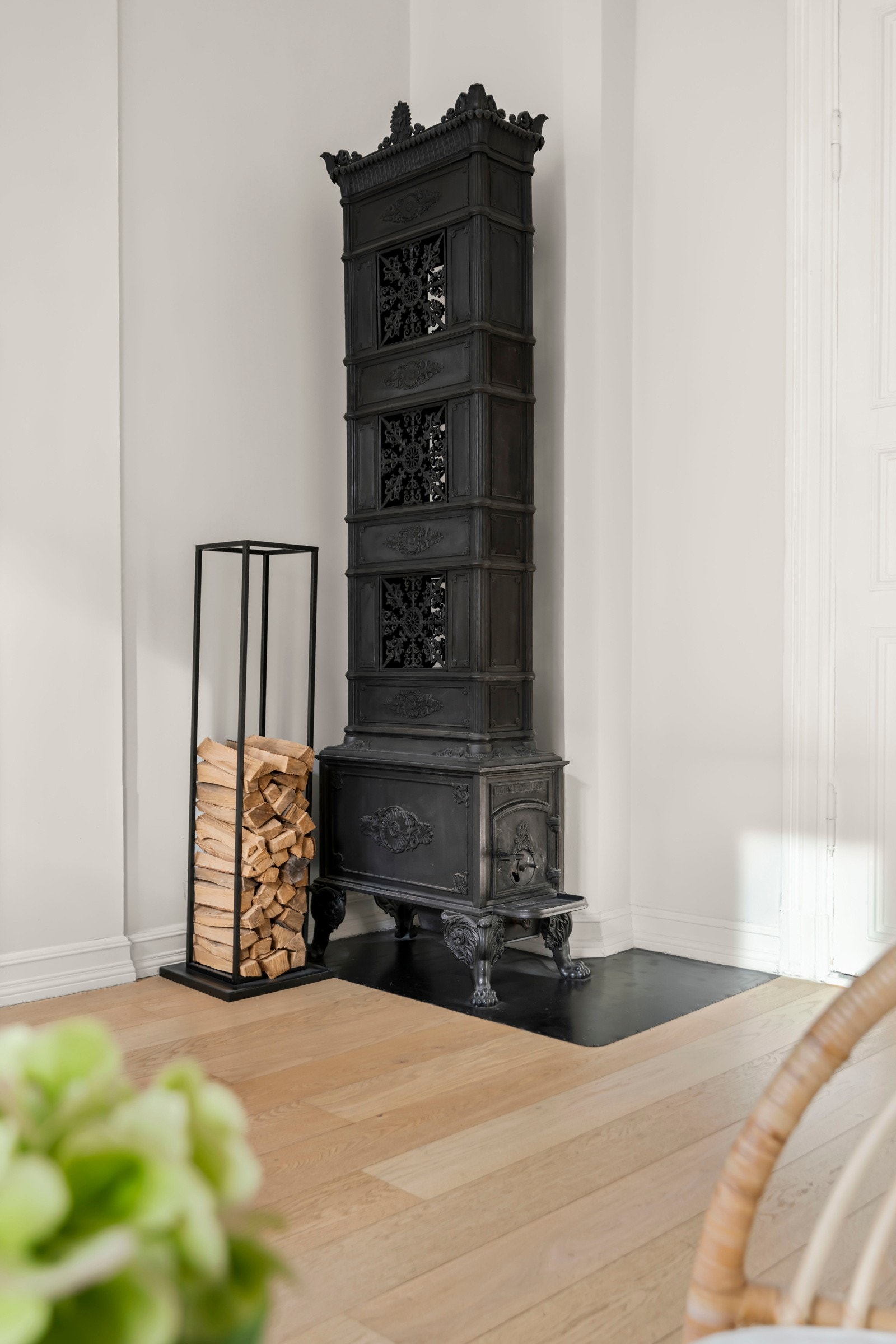 Svartovnen gir god varme på kalde kvelder og bidrar til en lun og harmonisk atmosfære. Galleribilde