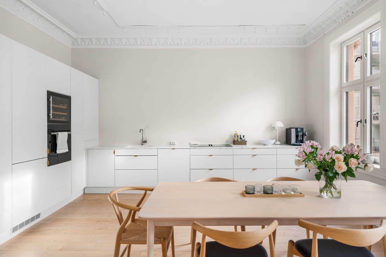 Delikat HTH-kjøkken fra 2019 med benkeplate i stein og underlimt kum i kompositt. Galleribilde