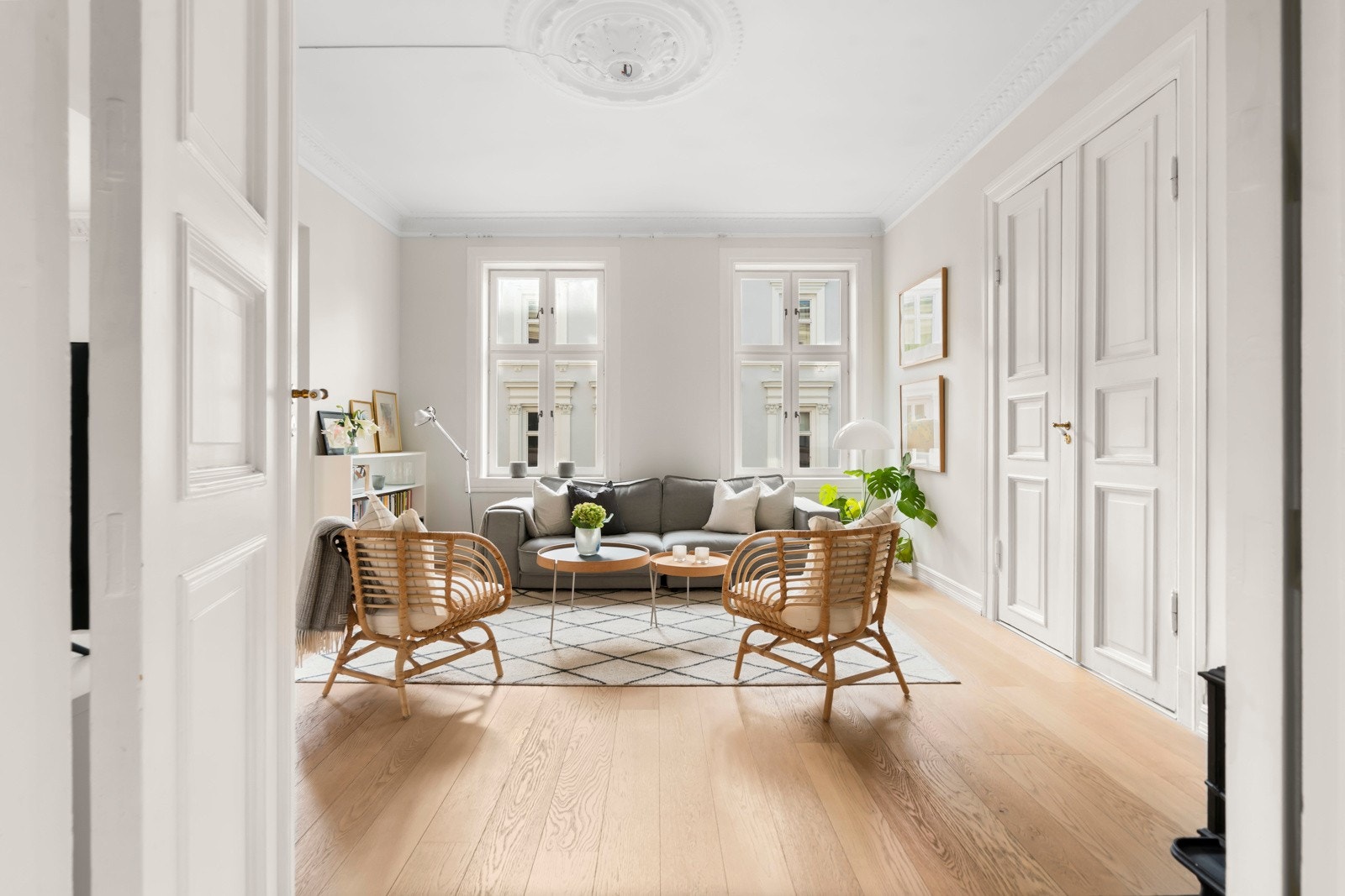 De store vindusflatene sørger for flott lysinnslipp og en luftig atmosfære. Galleribilde