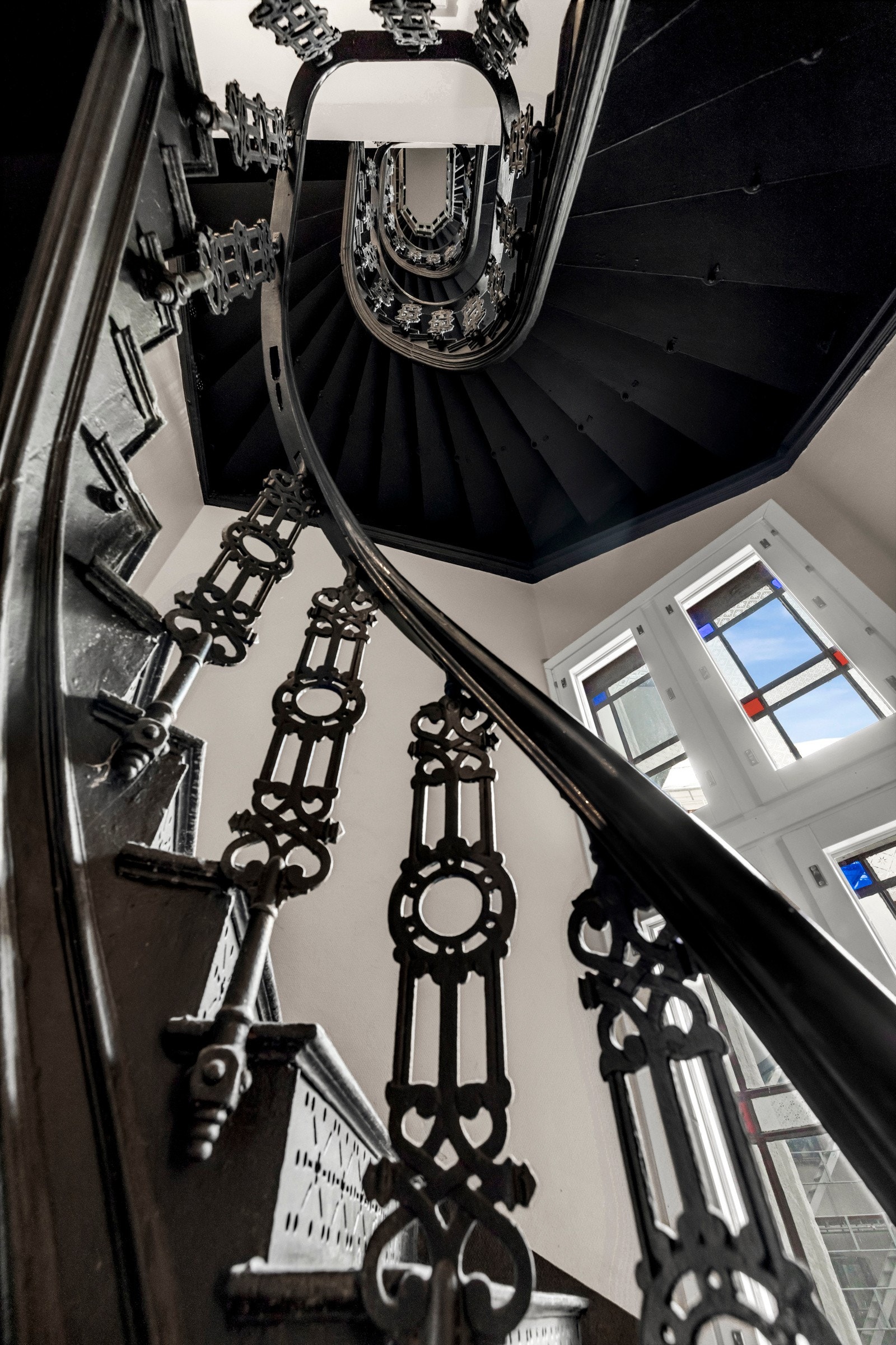 Velholdt trappeoppgang som står i stil med resten av boligen. Galleribilde