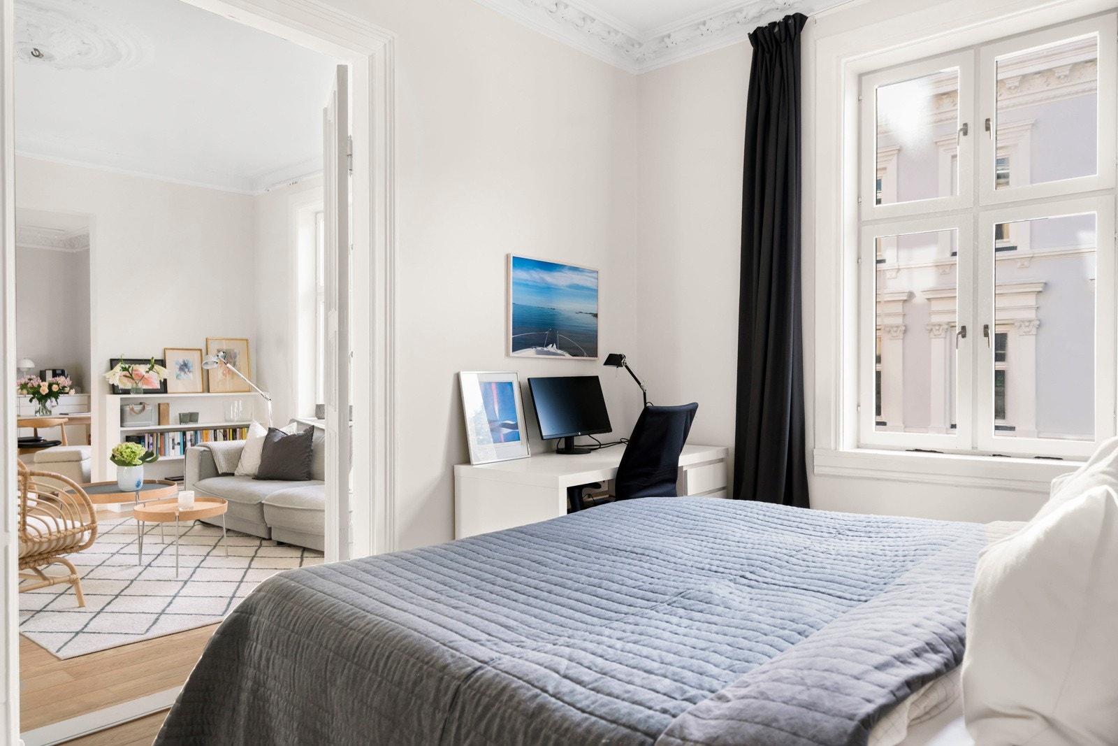 Store vindusflatene slipper inn rikelig med naturlig lys og bidrar til en lys og luftig atmosfære. Rommet har også plass til en kontorpult, perfekt for hjemmekontor. Galleribilde