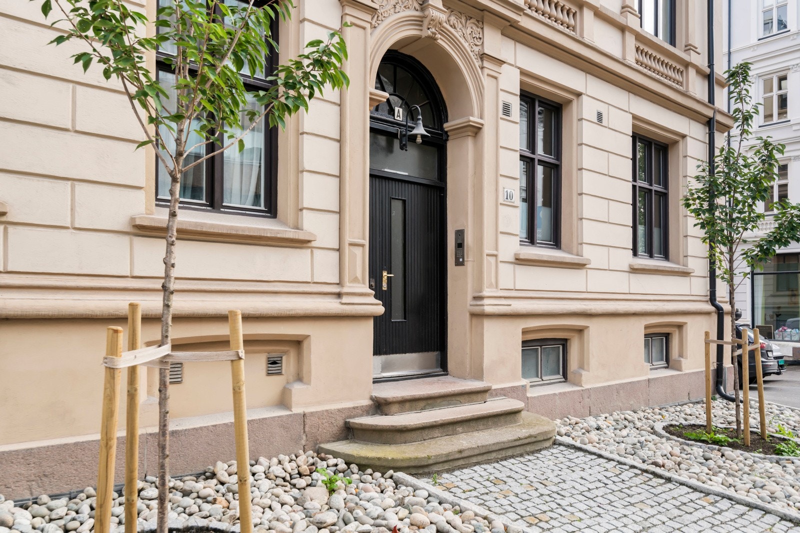 Velholdt og innbydende felles inngangsparti. Galleribilde