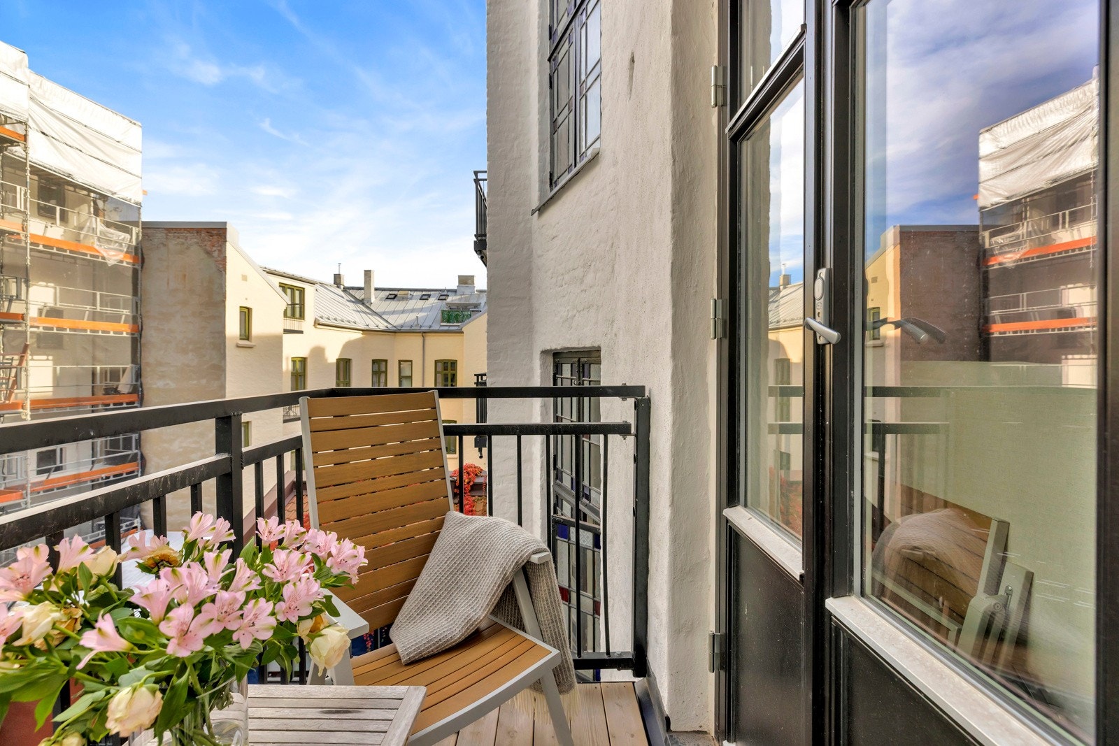 Innbydende balkong oppført i 2022 med god plass til utemøbler, hvor du kan nyte varme sommerdager. Galleribilde