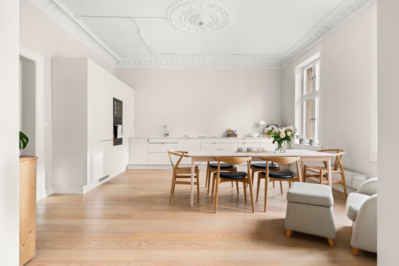 Leiligheten ligger høyt og fritt til i byggets 3. etasje, er svært påkostet og holder en høy standard. Galleribilde