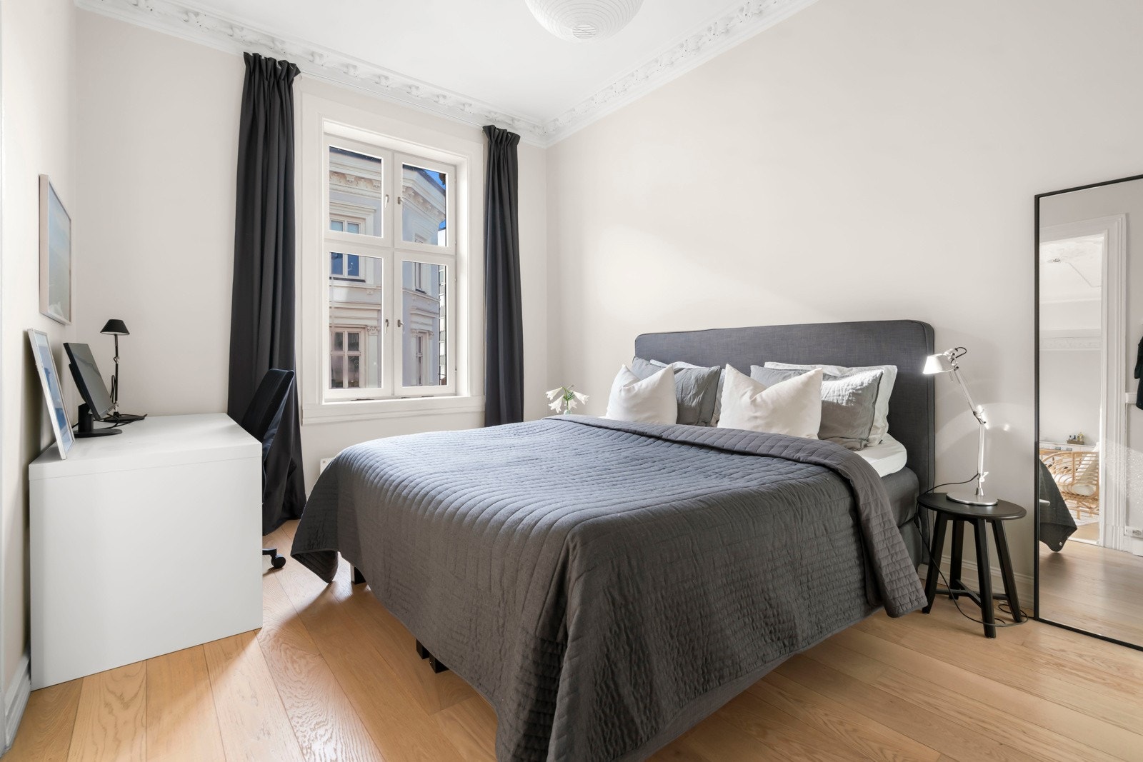 Romslig hovedsoverom med god plass til dobbeltseng og nattbord på hver side. Galleribilde