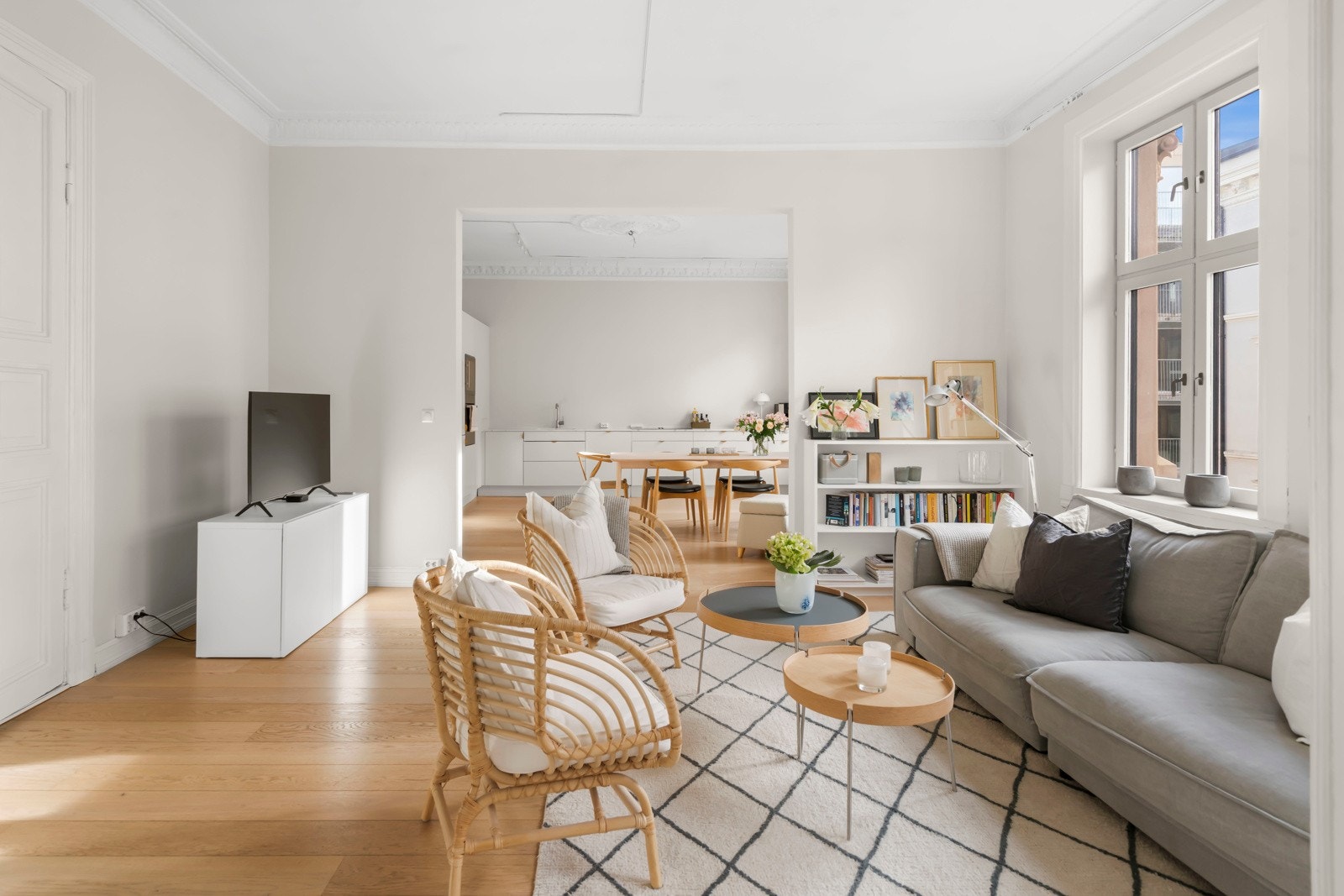 Leiligheten har et svært romslig oppholdsrom hvor stue og kjøkken harmonerer godt, noe som skaper en behagelig og innbydende atmosfære. Galleribilde