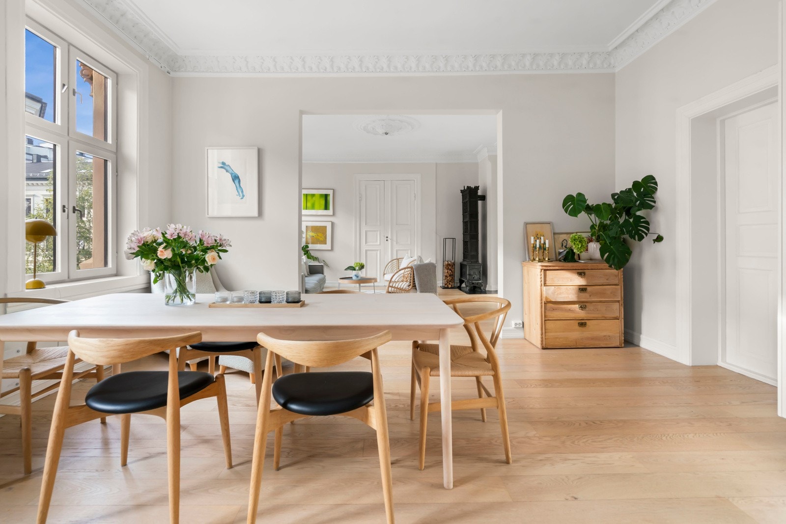 Kjøkkenet ligger i åpen løsning mot stuen, noe som skaper et svært sosialt og inviterende oppholdsrom. Galleribilde