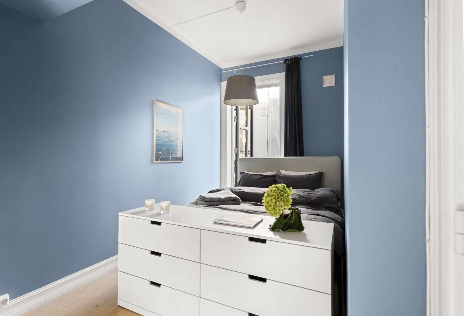 Lyst og innbydende soverom med plass til dobbeltseng og nattbord, samt god oppbevaringsplass i garderobe. Fra soverommet er det direkte utgang til leilighetens balkong, noe som bidrar til en luftig og behagelig atmosfære med rikelig naturlig lys. Galleribilde