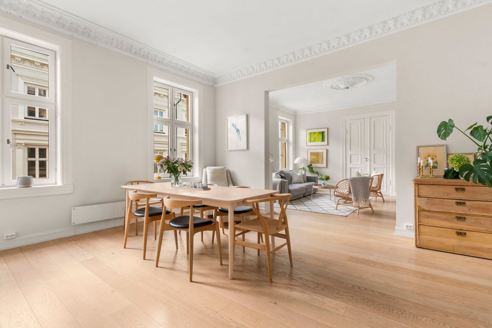 God plass til et stort spisebord for hyggelige sammenkomster. Galleribilde