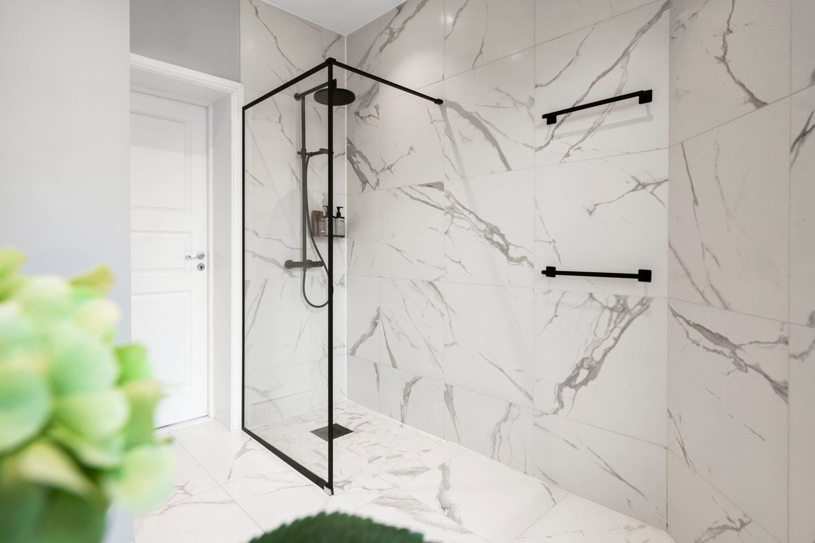 Dusjsonen er utstyrt med regnfallsdusj og sorte armaturer som understreker det moderne designet. Galleribilde