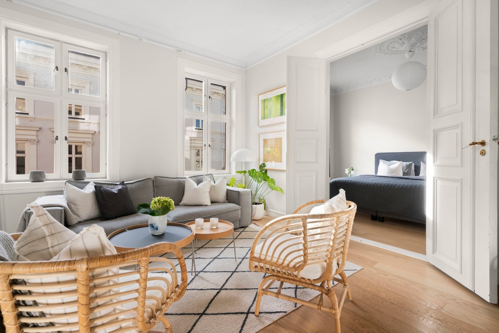 To fløyet dør er en lekker detalj i boligen og binder stue og soverom sammen. Galleribilde