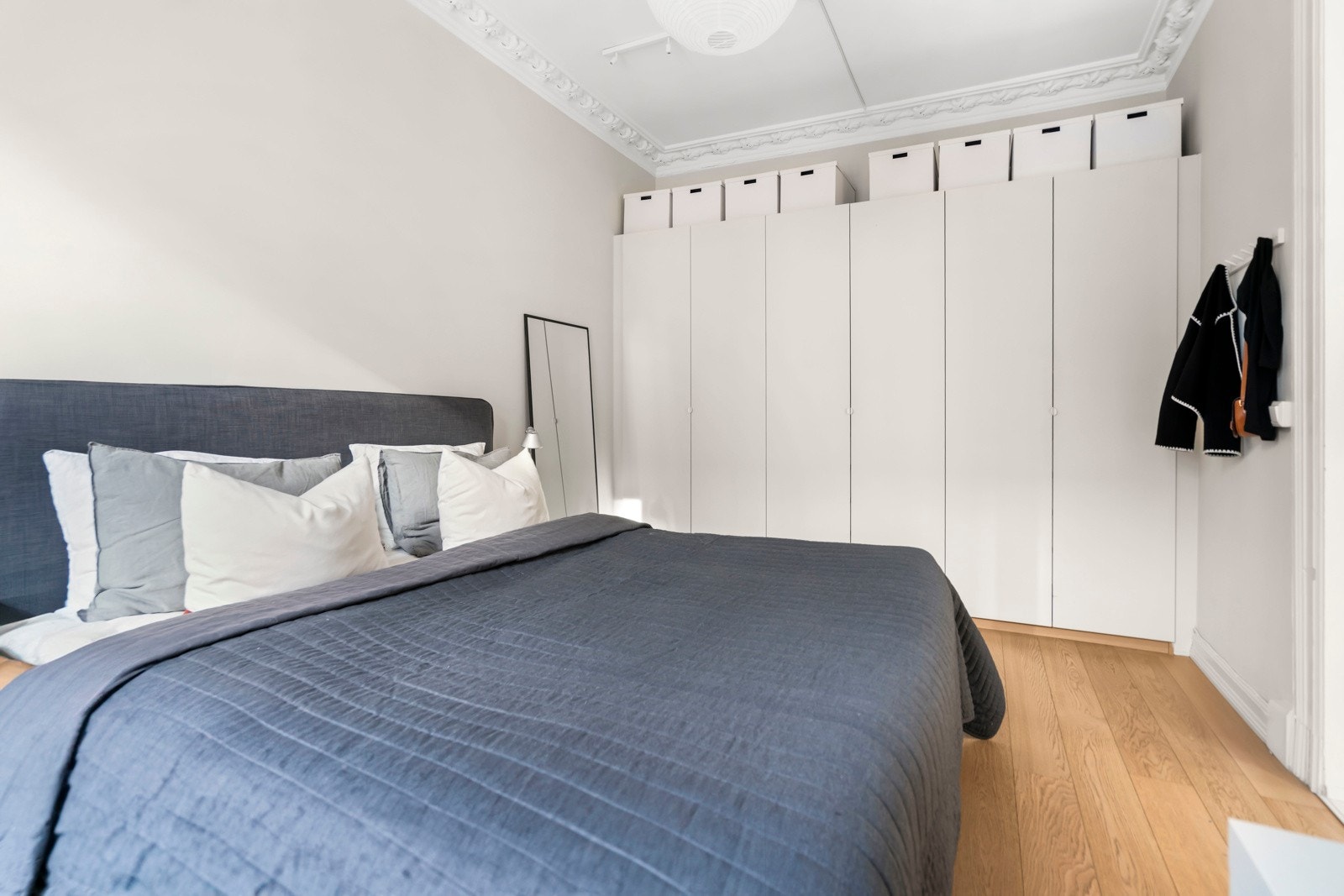 Rikelig med garderobeskap som gir svært god oppbevaringsplass. Galleribilde