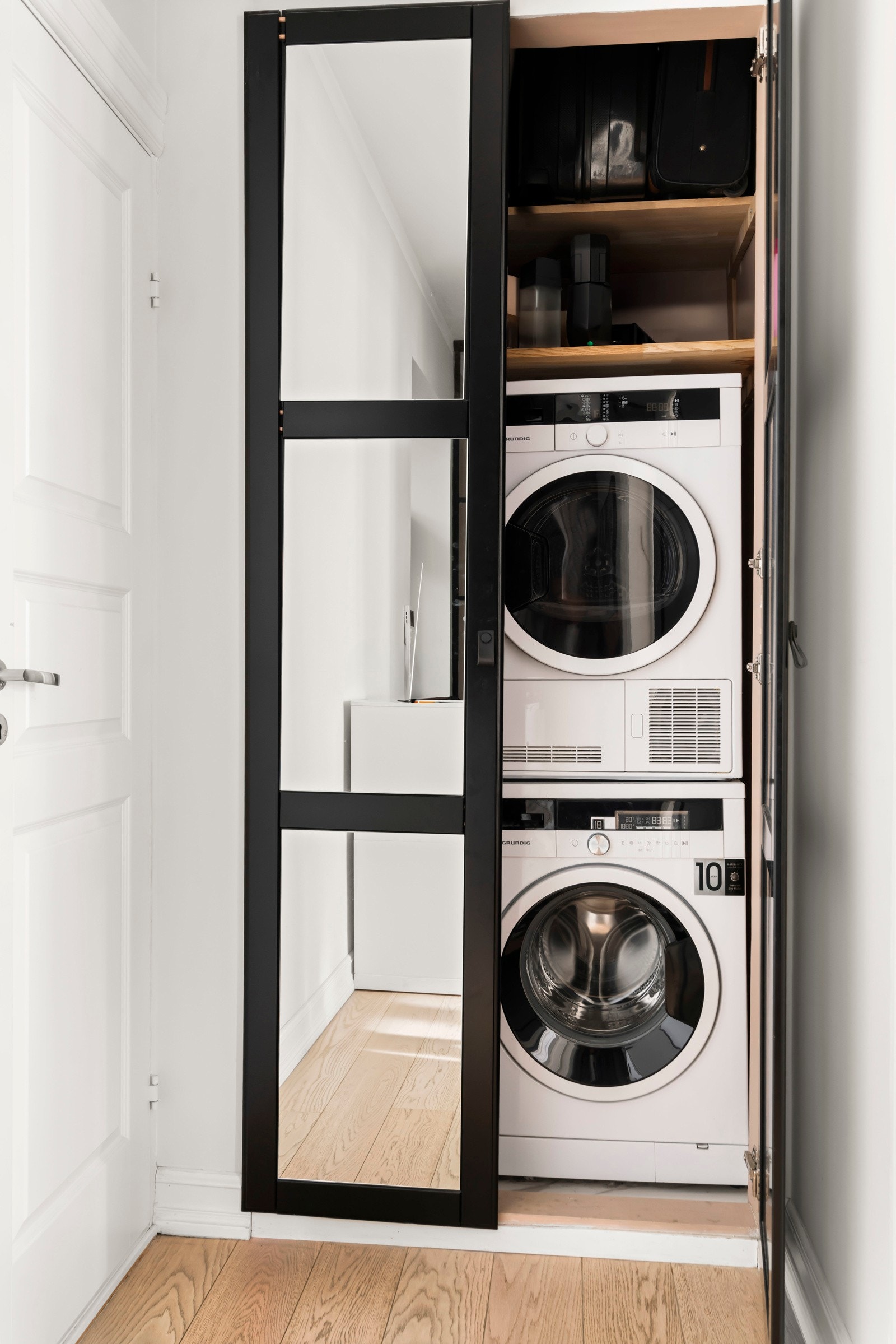 Opplegg for både vaskemaskin og tørketrommel i et i plassbygd skap med tilhørende speil, noe som er svært praktisk. Galleribilde