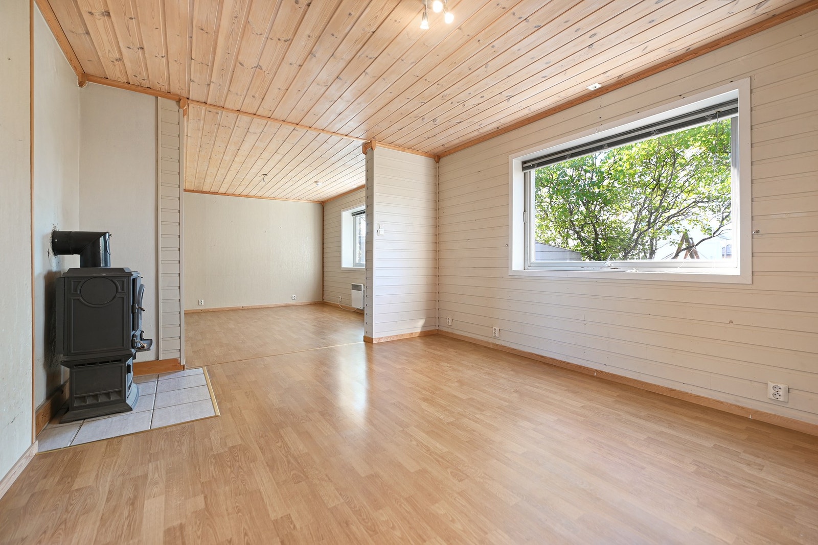 Her er det vedfyring i lukket ovn. Galleribilde